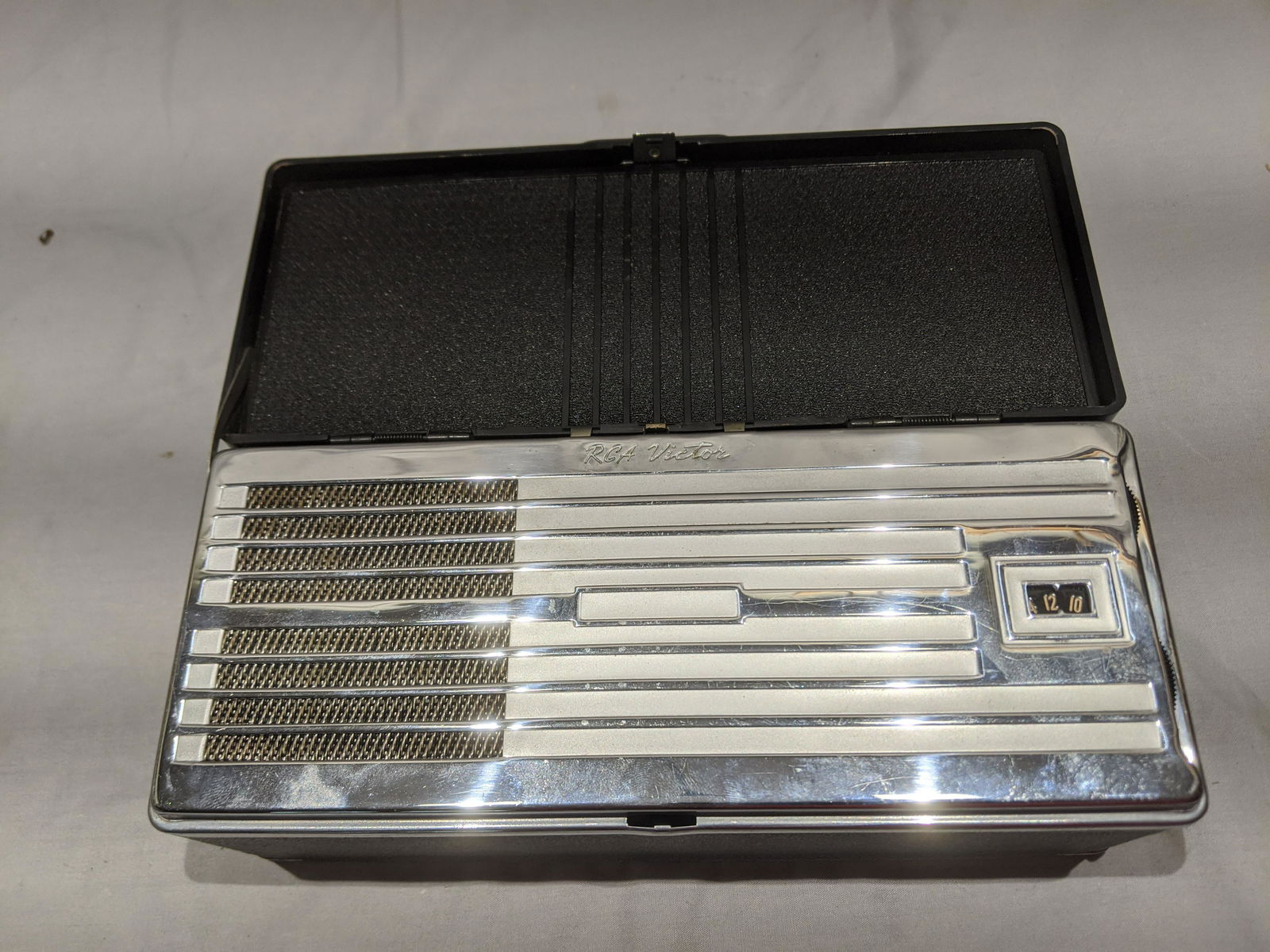 1940 RCA Victor Art Deco BP-10 Portable Tube Radio (1 of 7)