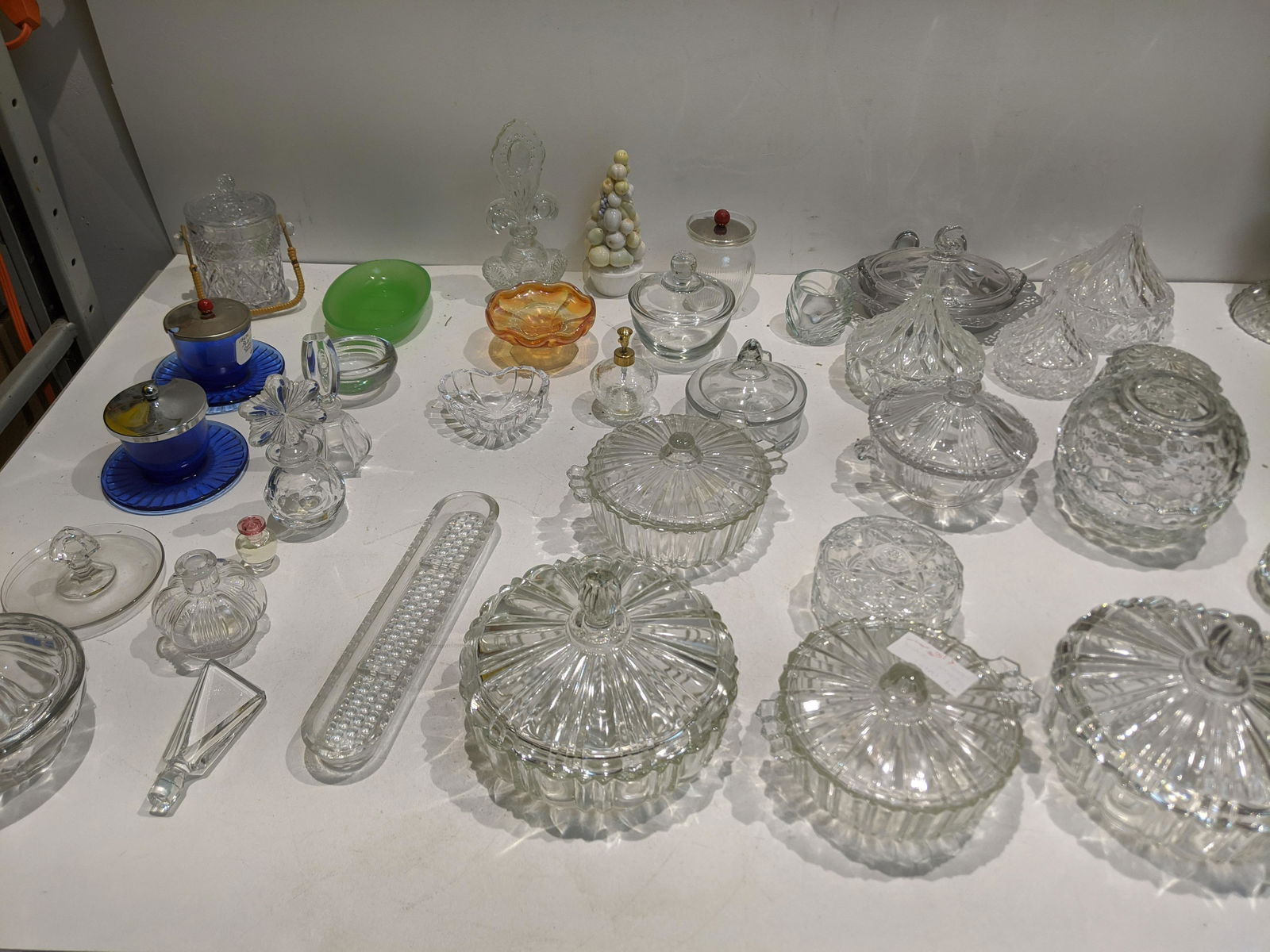 Lot 34 Assorted Vintage Glassware Lidded Boxes etc (1 of 15)