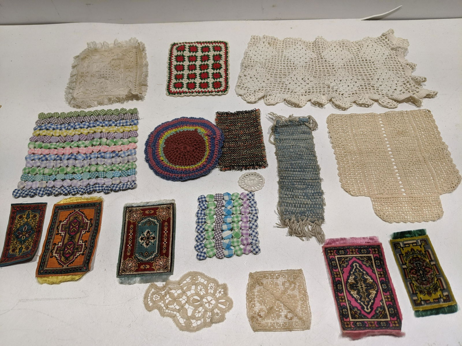 Lot 17 Assorted Dollhouse Rugs Bedding Fabric etc (1 of 9)