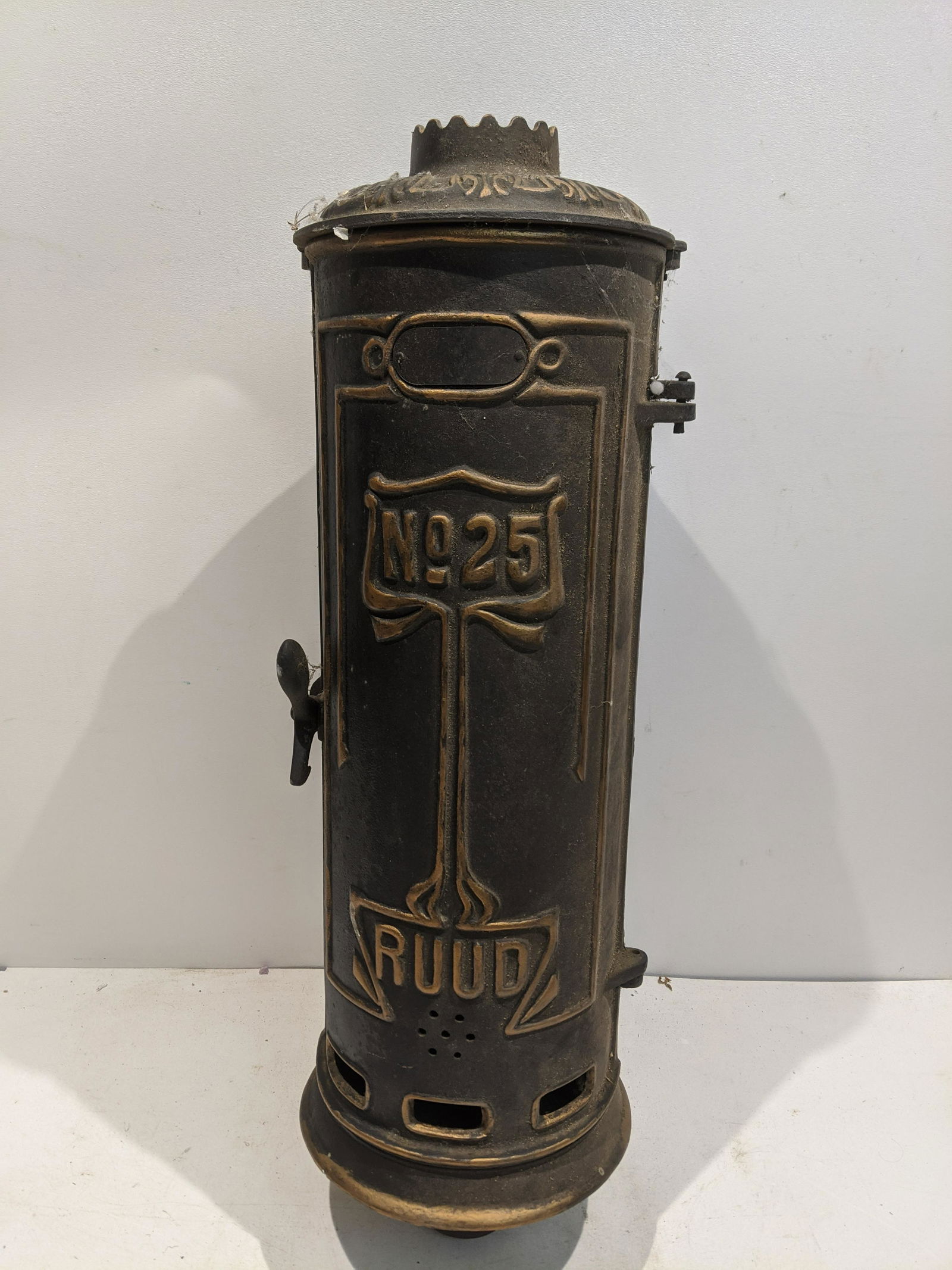 Antique Cast Iron Ruud No 25 Wall Mount Water Heater: Antique Cast Iron Ruud No 25 Wall Mount Water Heater. Measurements in inches: 27 high x 9 diameter Condition:Has been repainted at one point Shipping:We offer in-house shipping. Item(s) will be packed
