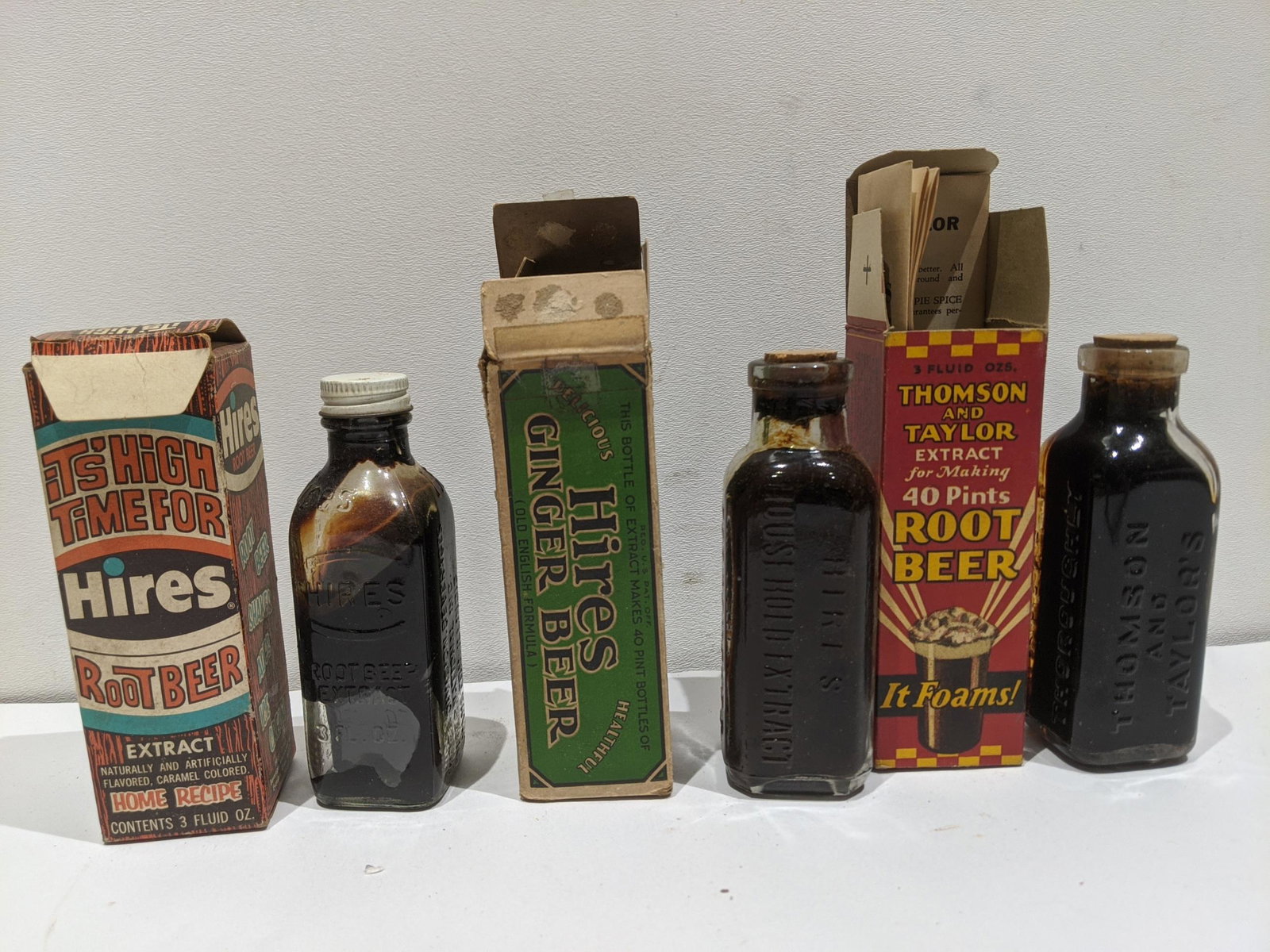 Lot 3 Antique Root & Ginger Beer Extracts Hires Thomson: Lot 3 Antique Root & Ginger Beer Extracts Hires and Thomson & Taylor. Condition:Box shows some wear with age Shipping:We offer in-house shipping. Item(s) will be packed after invoice is paid and shipp