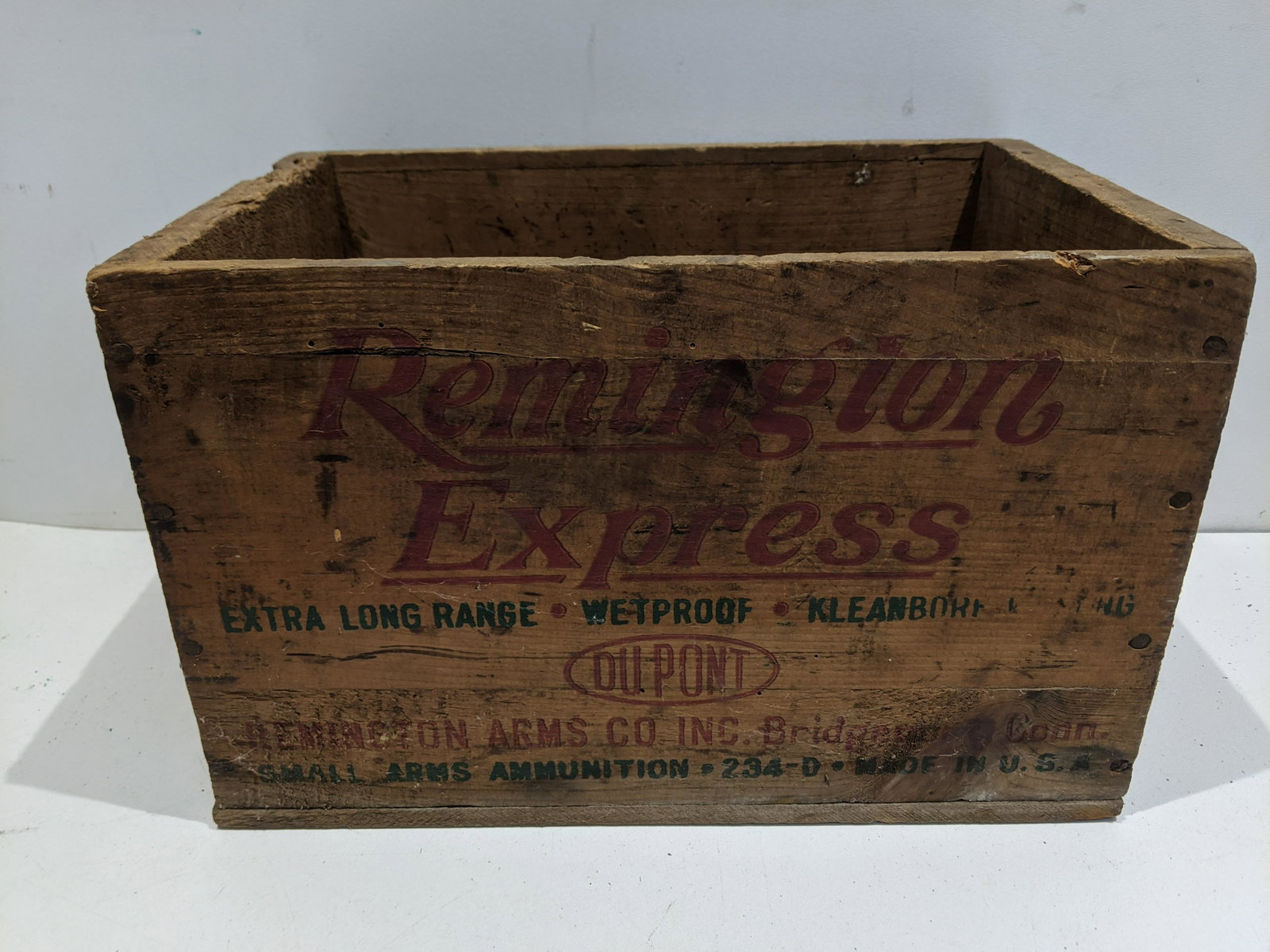 Antique Reminington Express 12 Gauge Wood Crate: Antique Reminington Express 12 Gauge Wood Crate. Measurements in inches: 9 high x 9 1/2 x 14 1/2 Condition:Normal wear and dirt with age and use Shipping:We offer in-house shipping. Item(s) will be pa