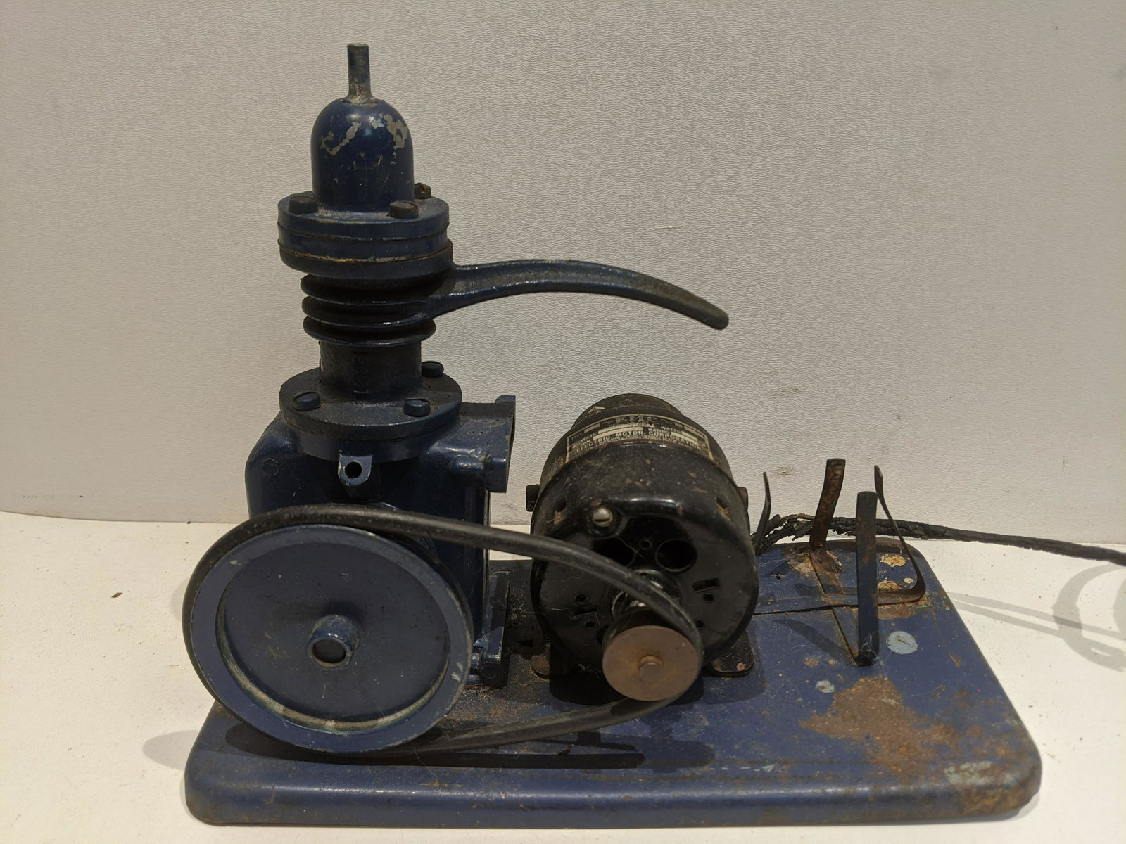 Art Deco Small Portable Air Compressor w/ EMC Motor (1 of 7)