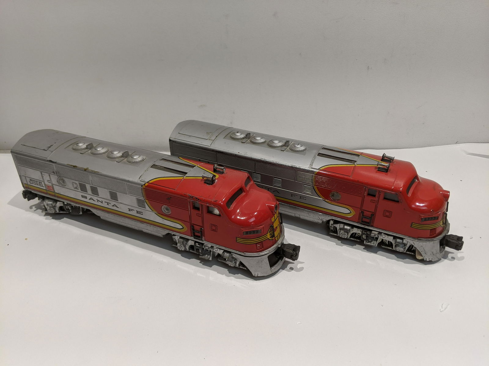 Lionel 2333-20 O Gauge Sante Fe Locomotive & Dummy (1 of 6)