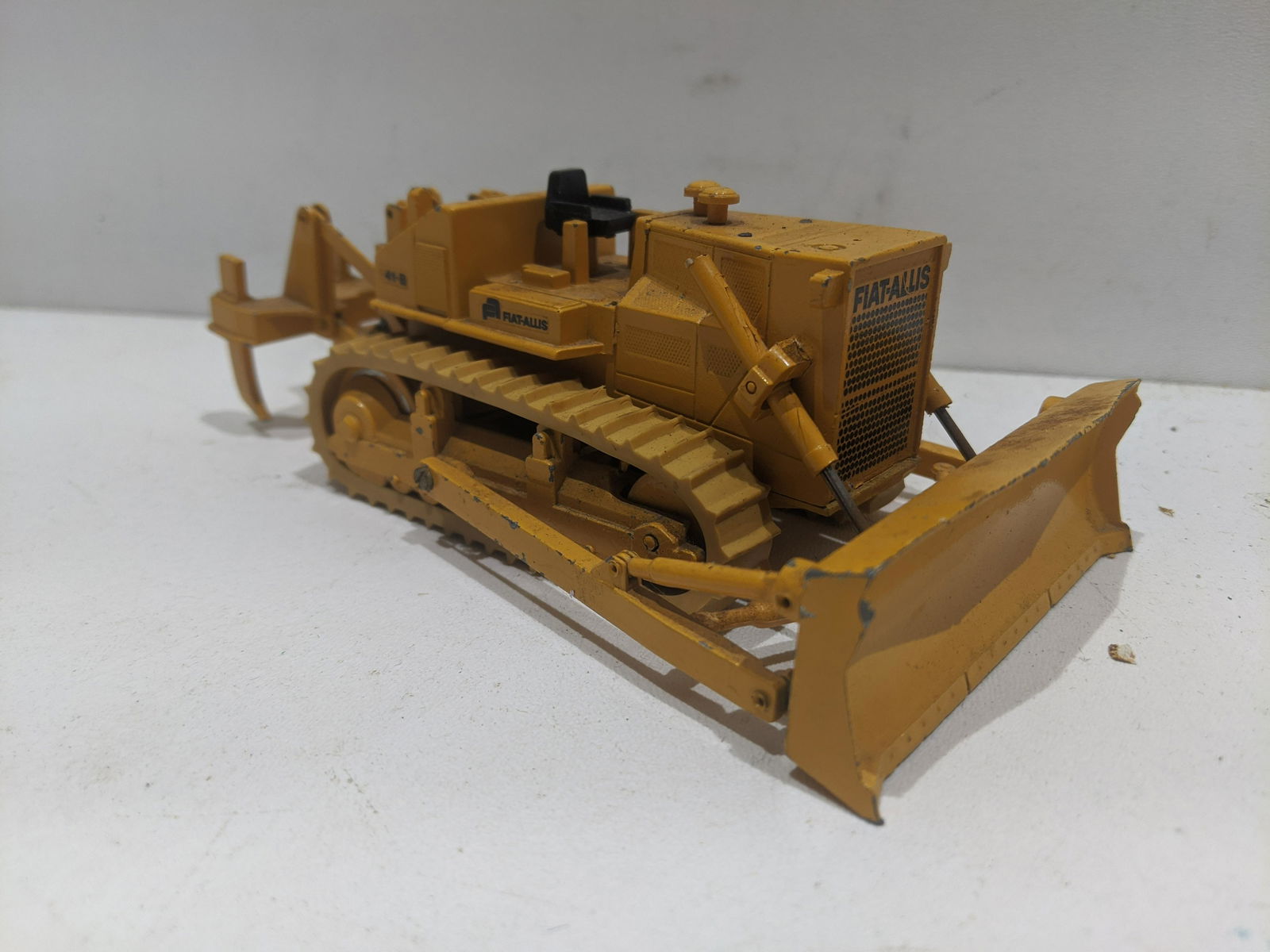 Fiat Allis 41B Dozer 1/50 Scale Gescha Die Cast: Fiat Allis 41B Dozer 1/50 Scale Gescha Die Cast. Measurements in inches: 6 long Condition:Mild wear with age and use Shipping:We offer in-house shipping. Item(s) will be packed after invoice is paid a