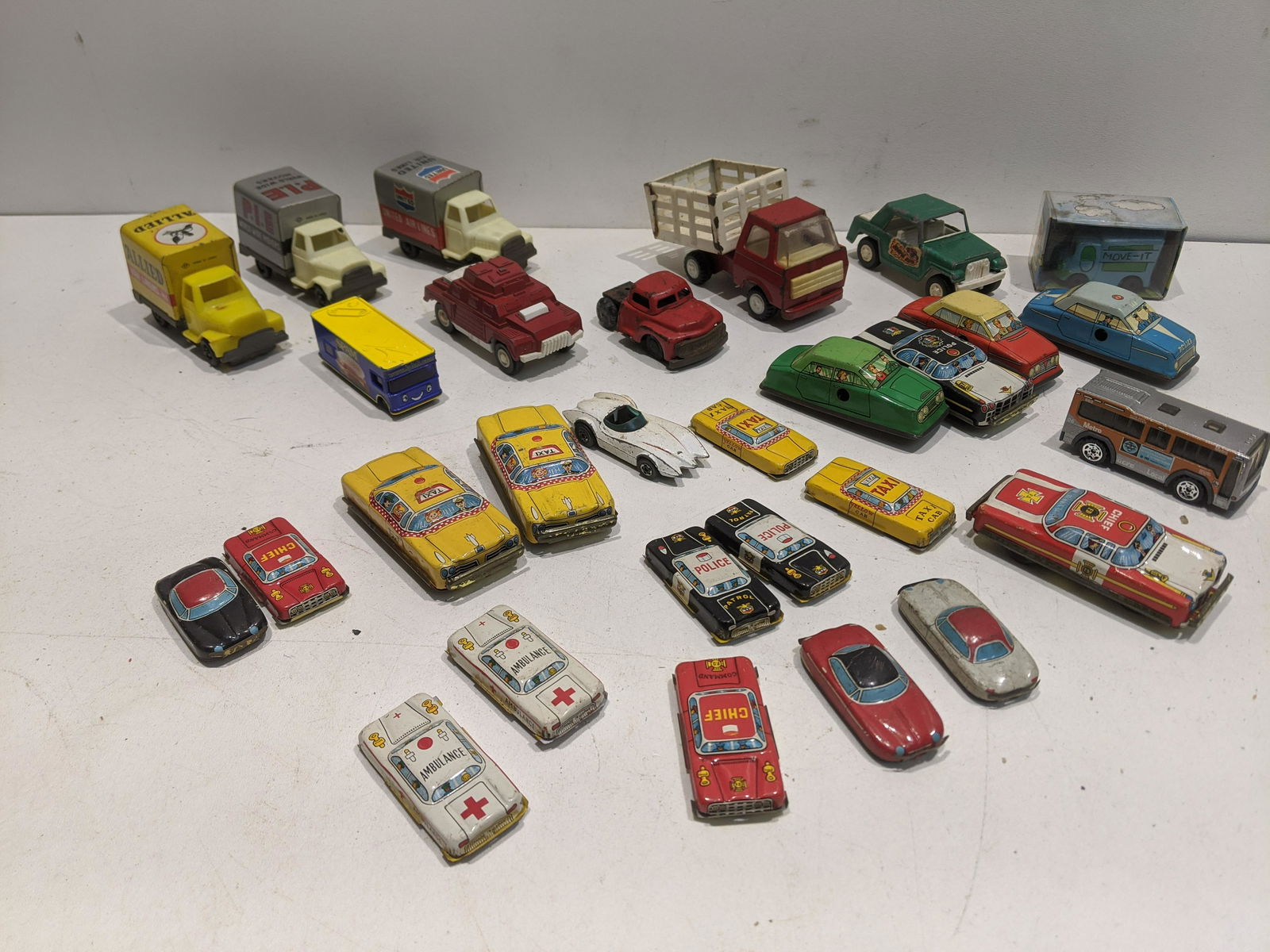 Lot 21 Assorted Lot Vintage Toy Cars Plastic & Tin (1 of 12)