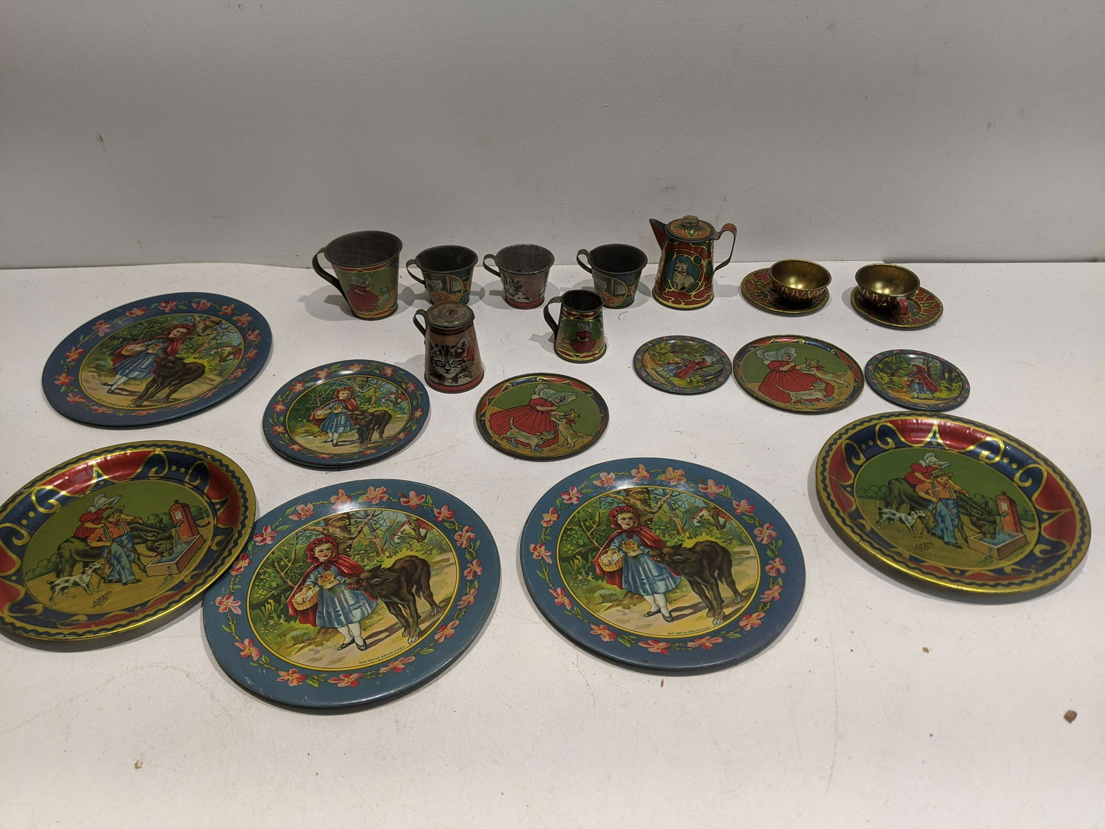 Lot 21 Antique Tin Litho Doll Dishes & Cups etc (1 of 8)
