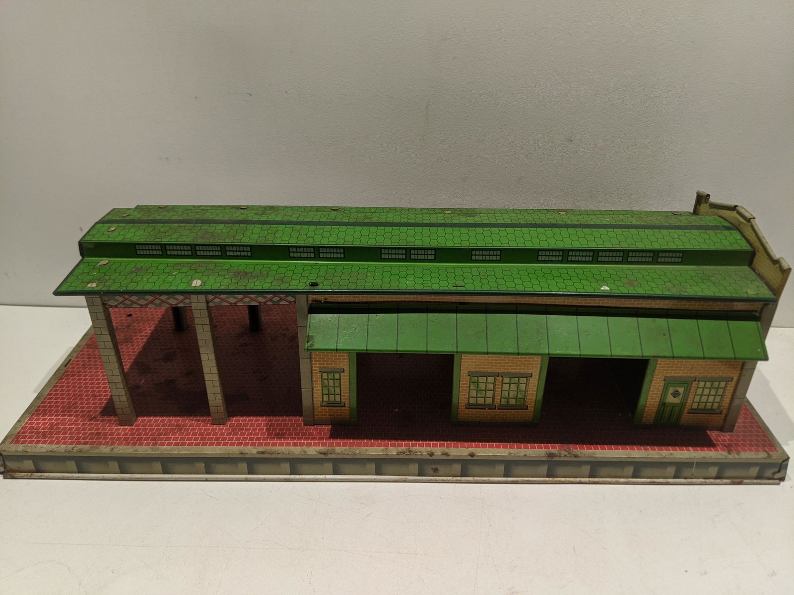 1950's Marx Tin Litho Train Freight Terminal Building (1 of 6)