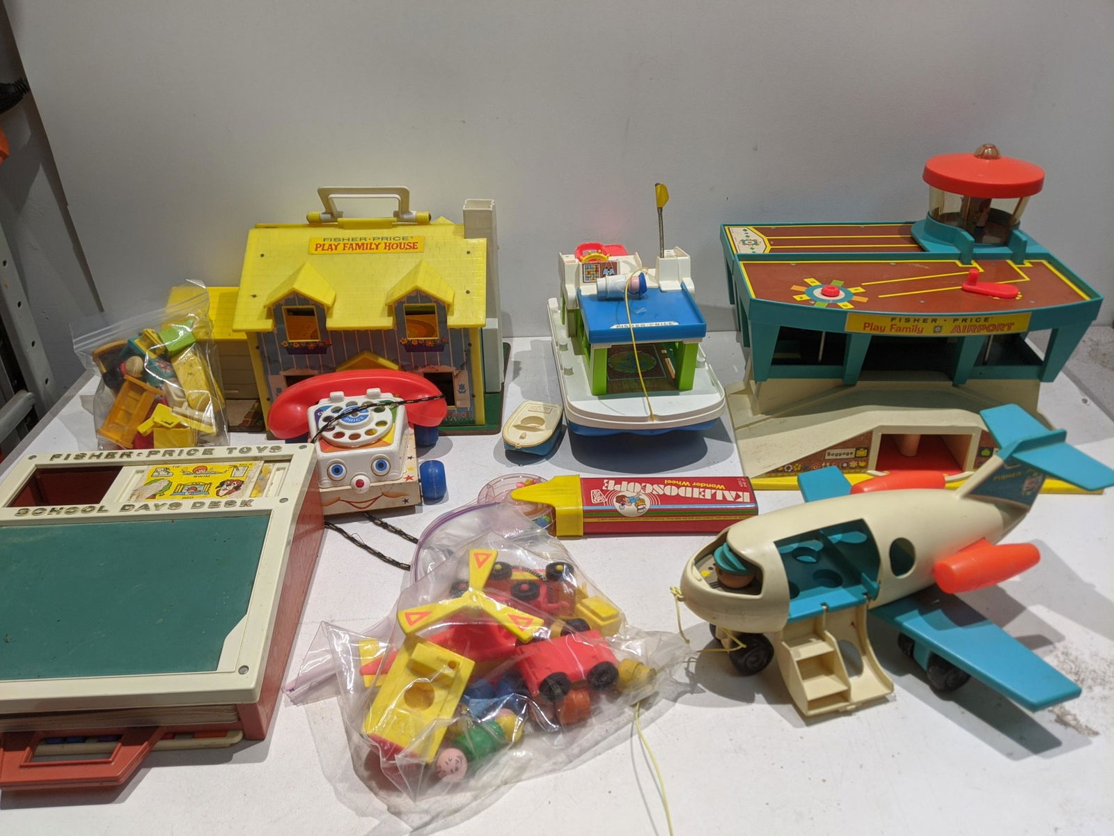 Lot Old Fisher Price Airport Family House etc (1 of 10)