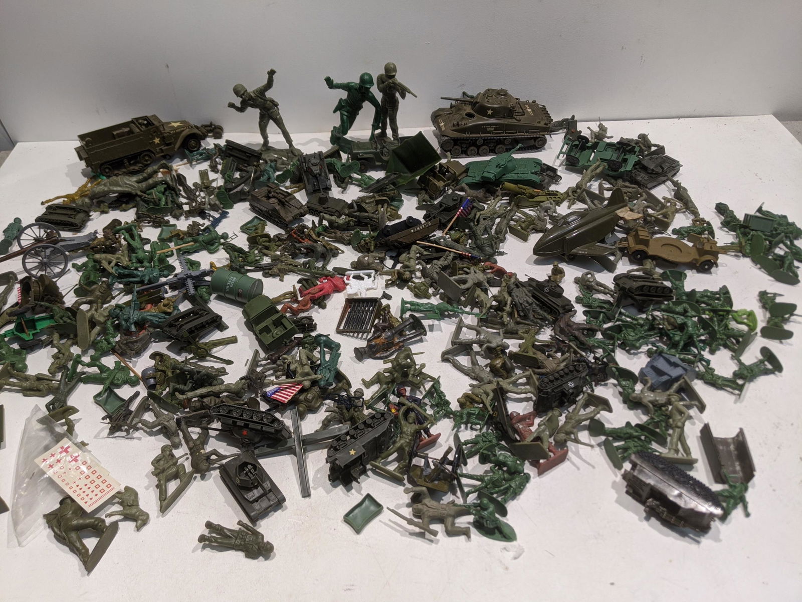 Large Lot Vintage Green Army Men Figures & Vehicles etc (1 of 18)
