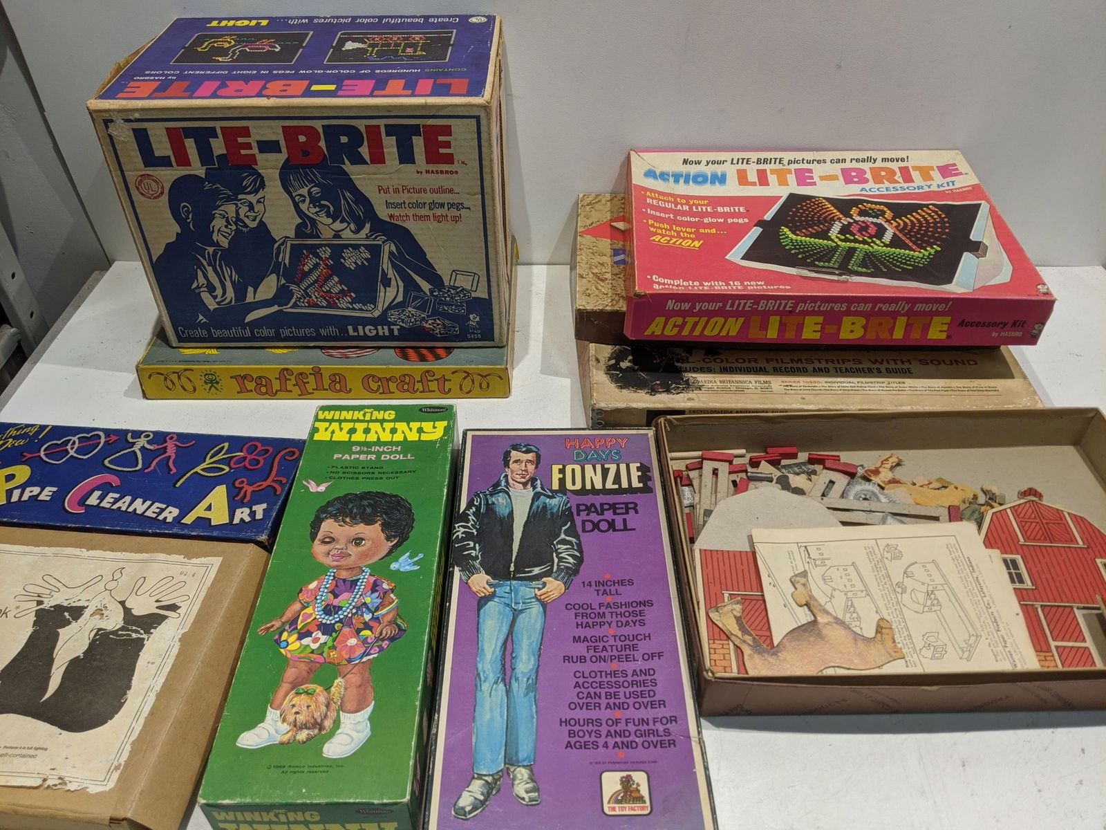 Lot 10 Vintage Kids Craft etc Games Lite-Brite etc (1 of 10)