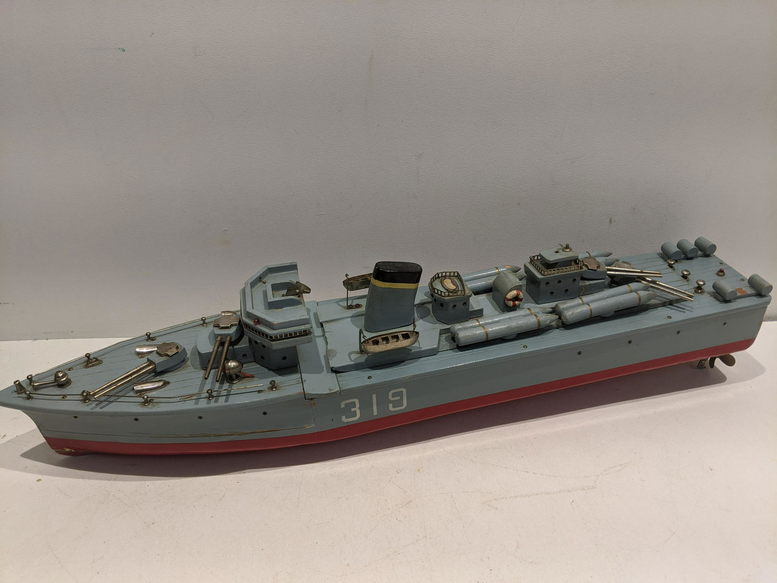 c1950 Wood KOS Speedster Ship Delux Model: c1950 Wood KOS Speedster Ship Delux Model with all chrome fitting and two wind up motors.. Measurements in inches: 26 long Condition:All original, could be rewired? Missing a barrel and general wear S