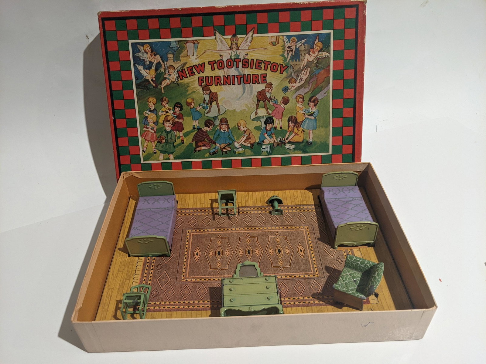 c1930 Tootsietoy Green Bedroom Set Furniture in Box: c1930 Tootsietoy Green Bedroom Set Furniture in Box. Condition:Normal wear with age Shipping:We offer in-house shipping. Item(s) will be packed after invoice is paid and shipping charge will be invoic