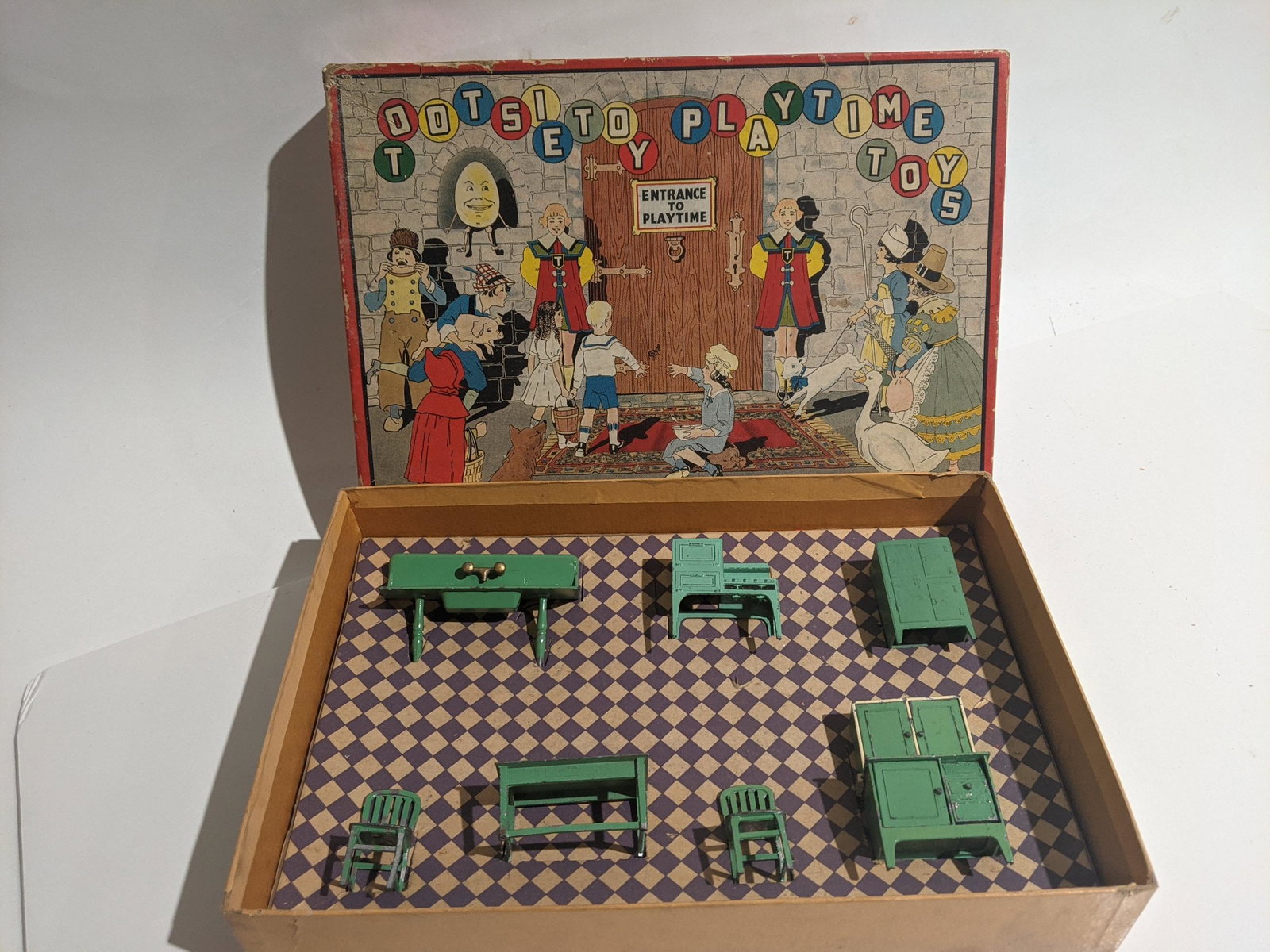 c1930 Tootsietoy Green Kitchen Furniture in Box: c1930 Tootsietoy Green Kitchen Furniture in Box. Condition:Normal wear with age Shipping:We offer in-house shipping. Item(s) will be packed after invoice is paid and shipping charge will be invoiced s