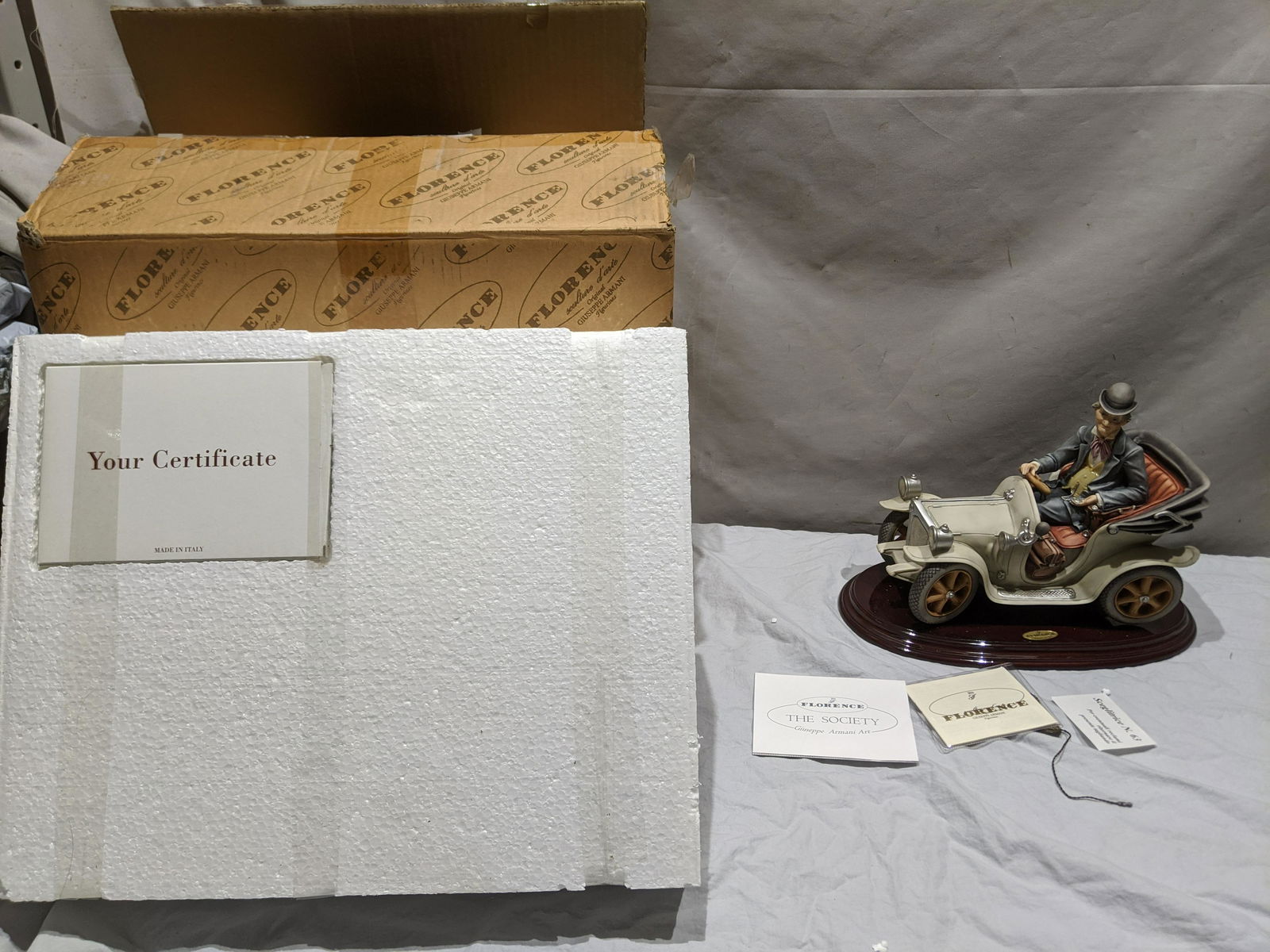 Giuseppe Armani Florence Sculpture Country Doctor: Giuseppe Armani Florence Sculpture Country Doctor limited edition 303/2000. In box with all papers. Measurements in inches: 10 1/2 high x 12 x 6 Condition:New in box, never used Shipping:We offer in-h