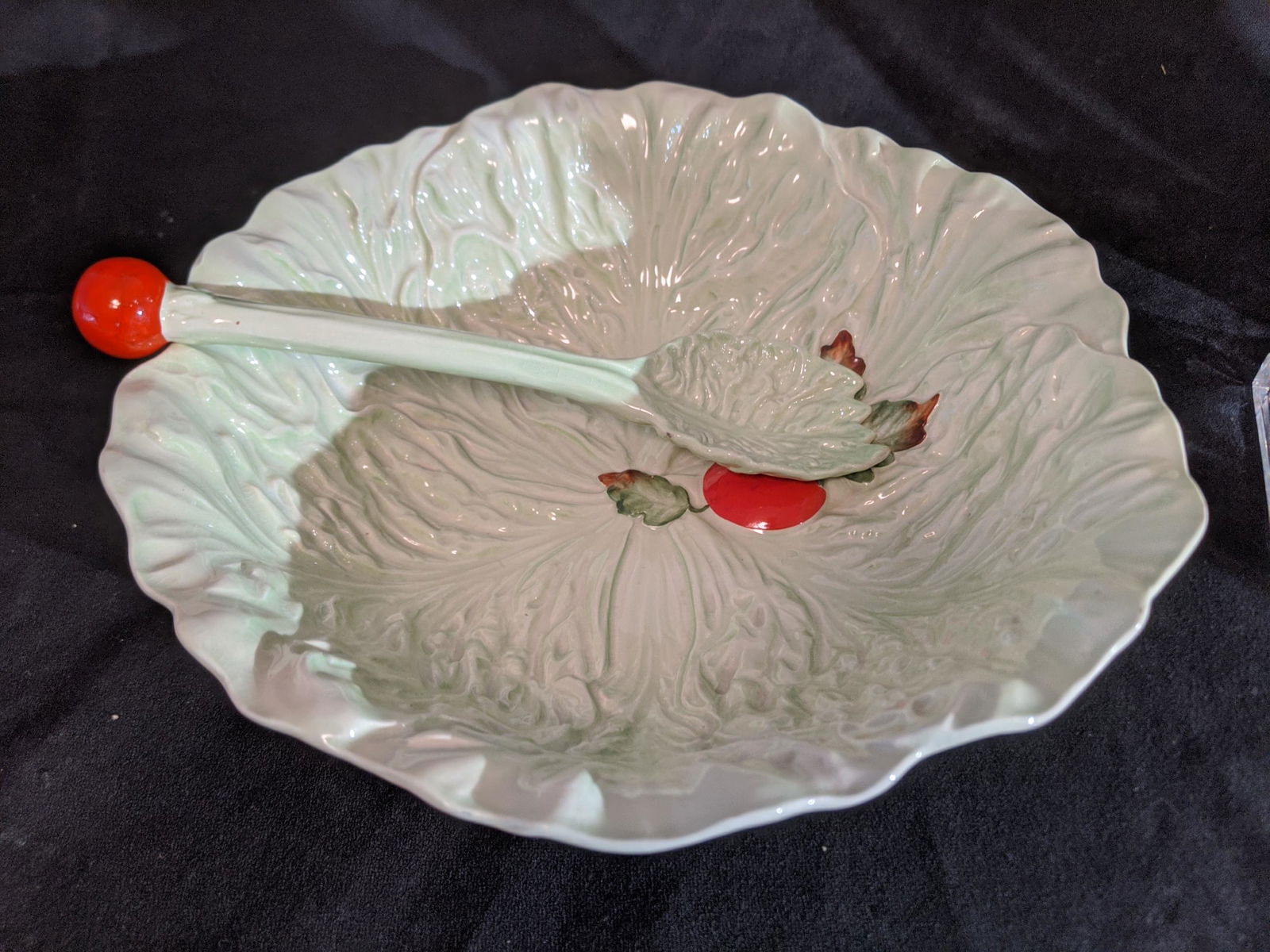 Carlton Ware Salad Bowl w/ Spoon/Fork: Carlton Ware Salad Bowl with Spoon/Fork. Measurements in inches: 9 1/4 diameter Condition:Good with no chips, cracks or repairs Shipping:We offer in-house shipping. Item(s) will be packed after invoic
