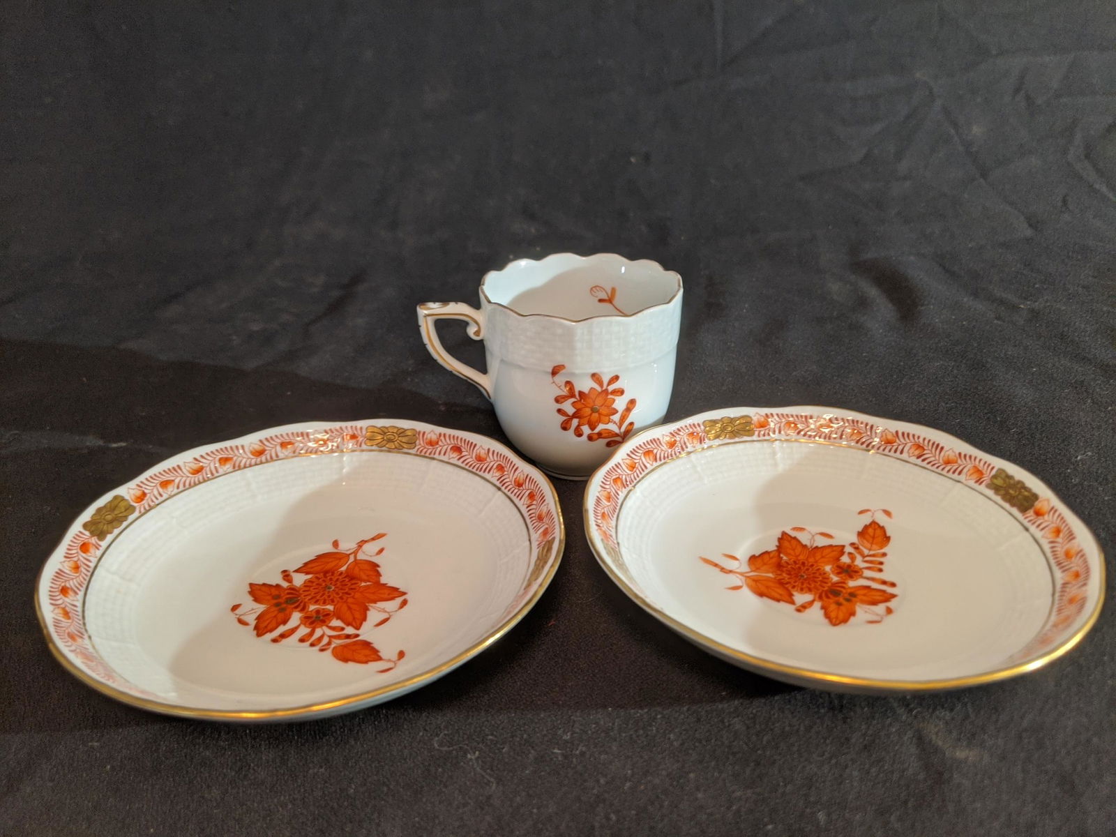 Herend Chinese Bouquet Tea Cup & 2 Saucers (1 of 8)