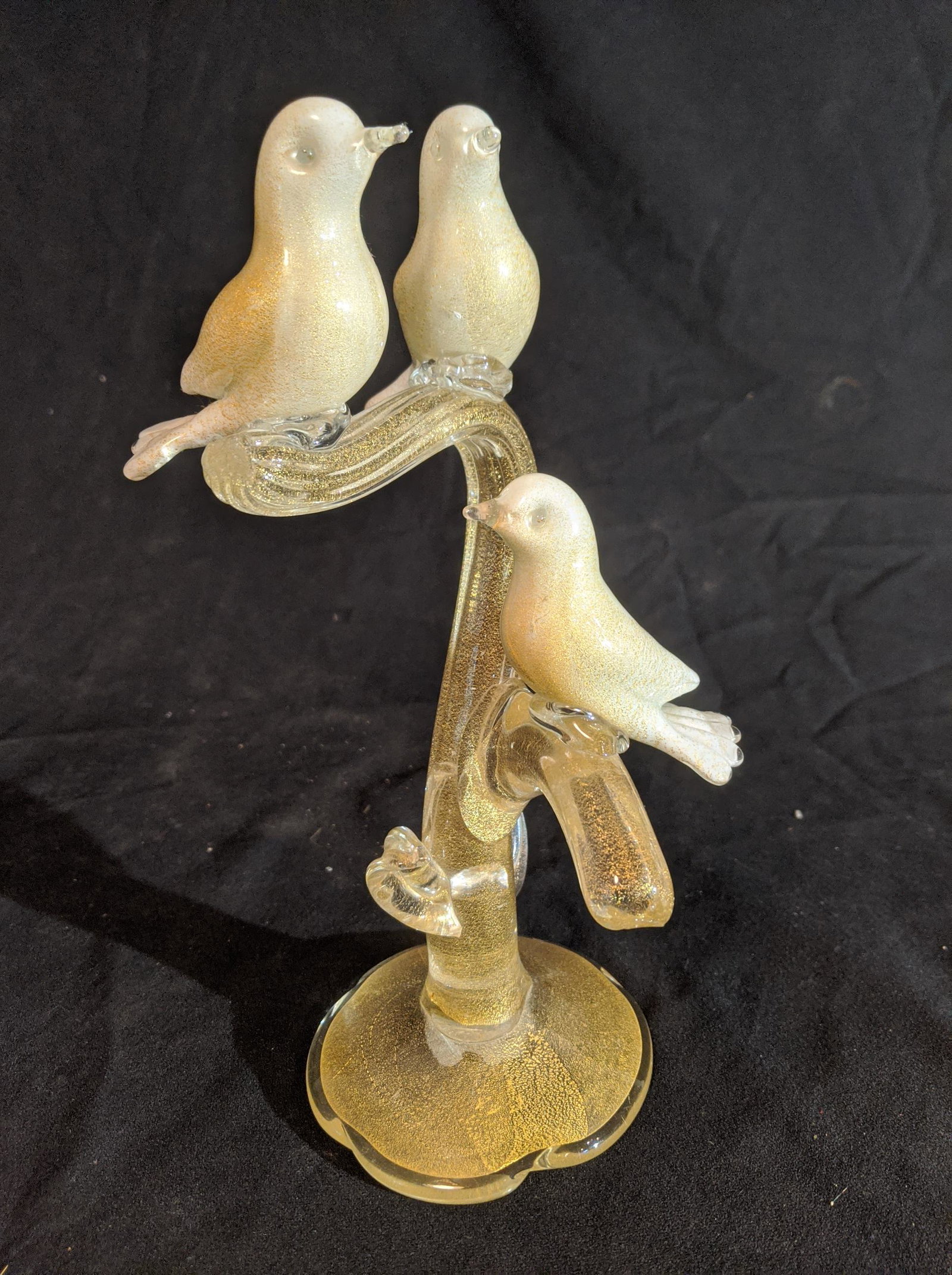 Murano Italy Art Glass 3 Birds on Branches Hand Blown: Murano Italy Art Glass 3 Birds on Branches Hand Blown. Measurements in inches: 11 high Condition:Good with no chips, cracks or repairs Shipping:We offer in-house shipping. Item(s) will be packed after