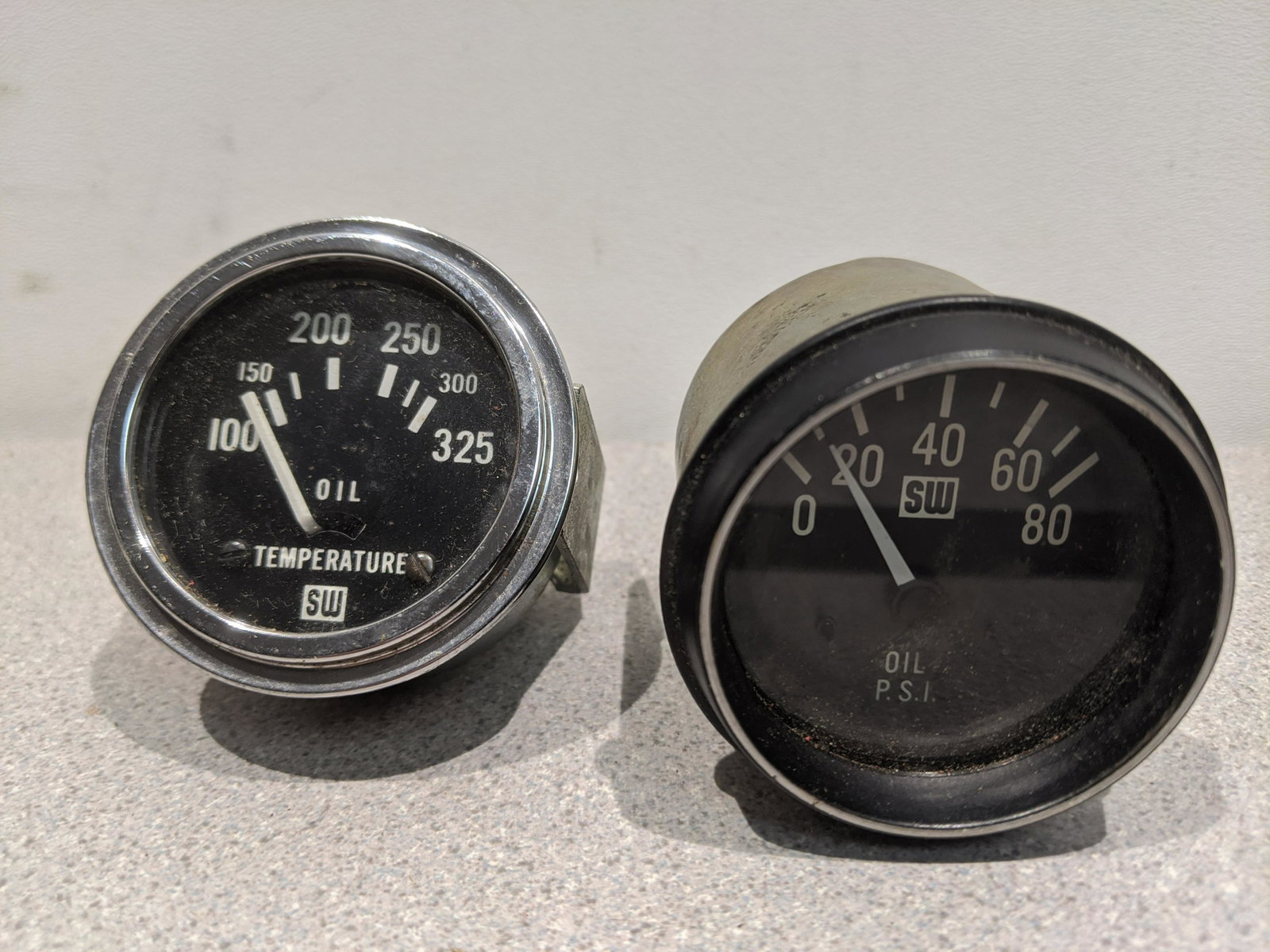 2 Stewart-Warner Oil Temp & Pressure Gauges: 2 Stewart-Warner Oil Temp & Pressure Gauges. Condition:Not tested, Look little if ever used Shipping:We offer in-house shipping. Item(s) will be packed after invoice is paid and shipping charge will b
