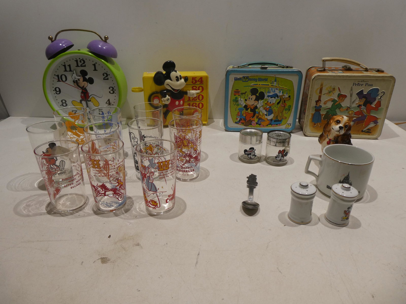 Lot Assorted Walt Disney Items Lunch Boxes Glasses etc: Lot Assorted Walt Disney Items Lunch Boxes Glasses, clock, radio, salt and pepper etc. Condition:Normal wear with age and use Shipping:We offer in-house shipping. Item(s) will be packed after invoice 