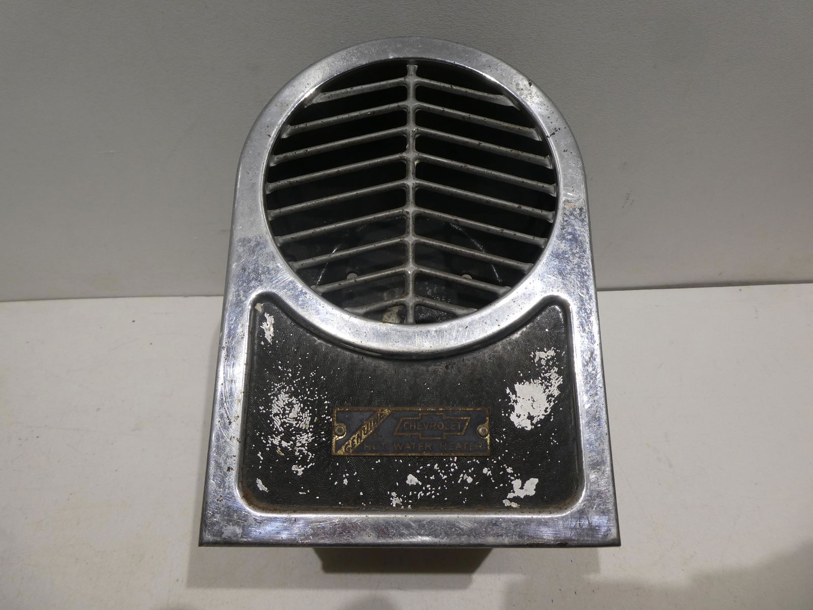 Antique 1932 Chevrolet GM Car Hot Water Heater: Antique 1932 Chevrolet GM Car Hot Water Heater. Measurements in inches: 9 high x 7 x 6 Condition:Well worn with age. As found Shipping:We offer in-house shipping. Item(s) will be packed after invoice