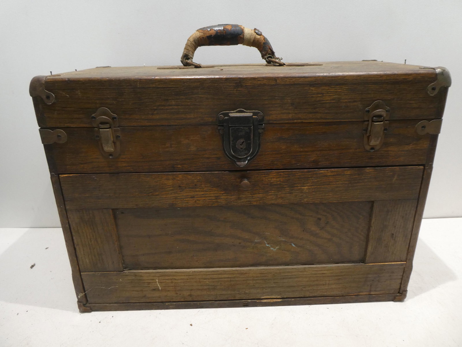 Antique Oak Wooden Machinist Tool Chest: Antique Oak Wooden Machinist Tool Chest. Measurements in inches: 14 high x 20 x 9 Condition:Well worn with age and use Shipping:We offer in-house shipping. Item(s) will be packed after invoice is paid