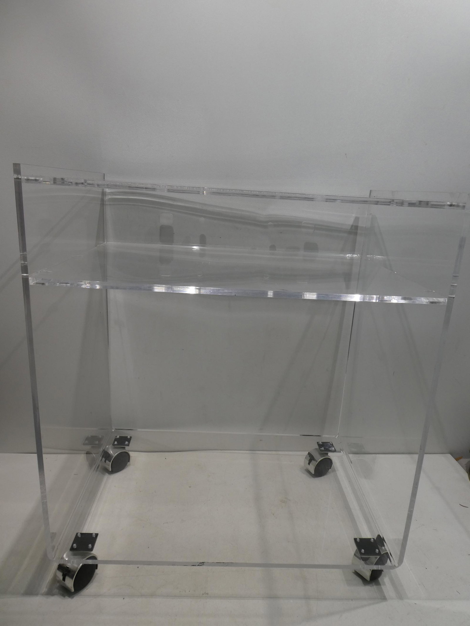 Mid-Century MCM Clear Lucite Rolling Portable Tea Cart: Mid-Century Clear Lucite Rolling Portable Tea Cart. Measurements in inches: 27 high x 23 x 16 Condition:Good with no problems Shipping:We offer in-house shipping. Item(s) will be packed after invoice 
