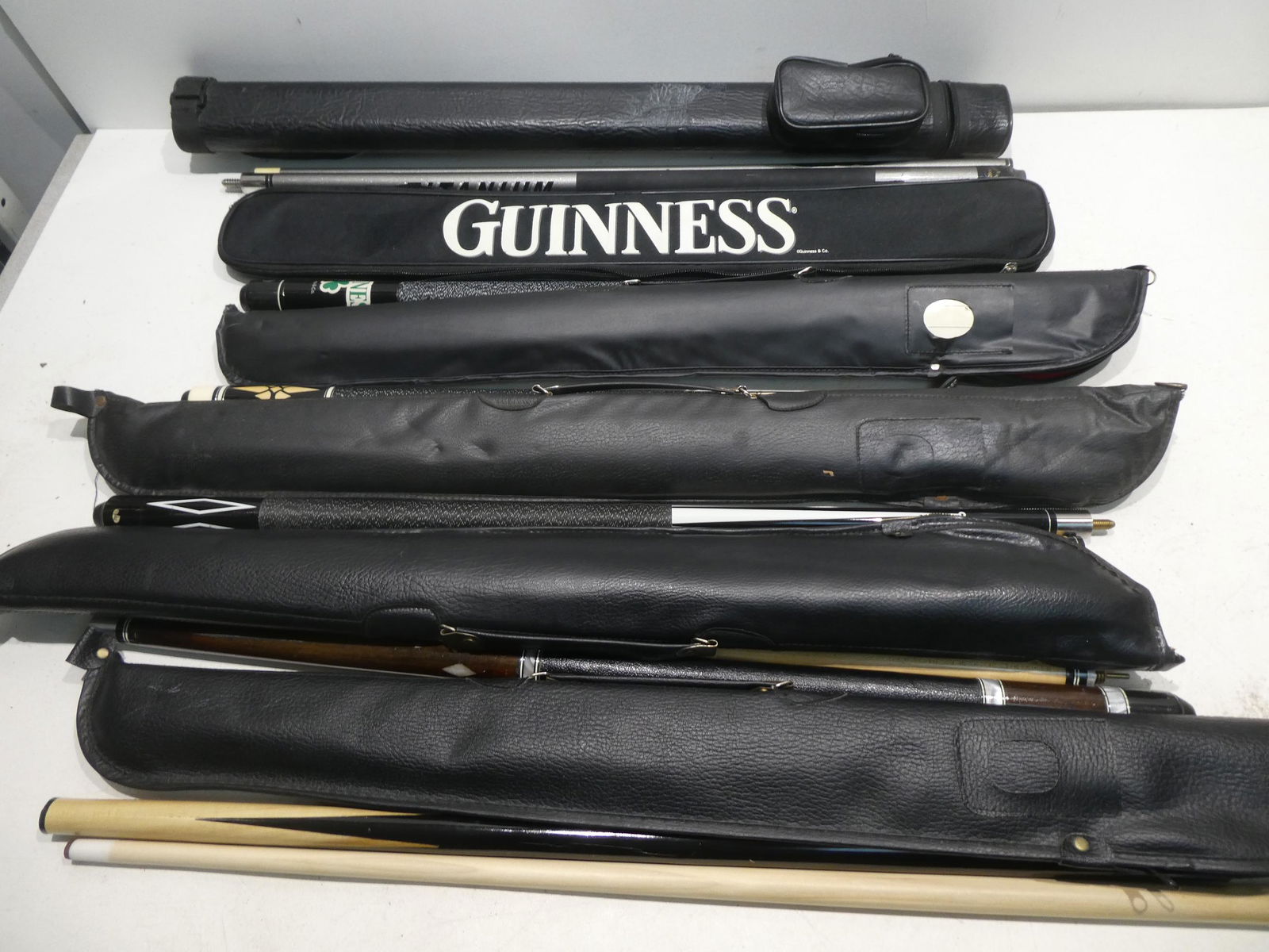 Lot 6 Pool Cue Sticks w/ Cases Brunswick Spaulding etc: Lot 6 Pool Cue Sticks w/ Cases including Guinness, Titanium, Brunswick, Spalding and more. Condition:Normal wear with age and use Shipping:We offer in-house shipping. Item(s) will be packed after invo