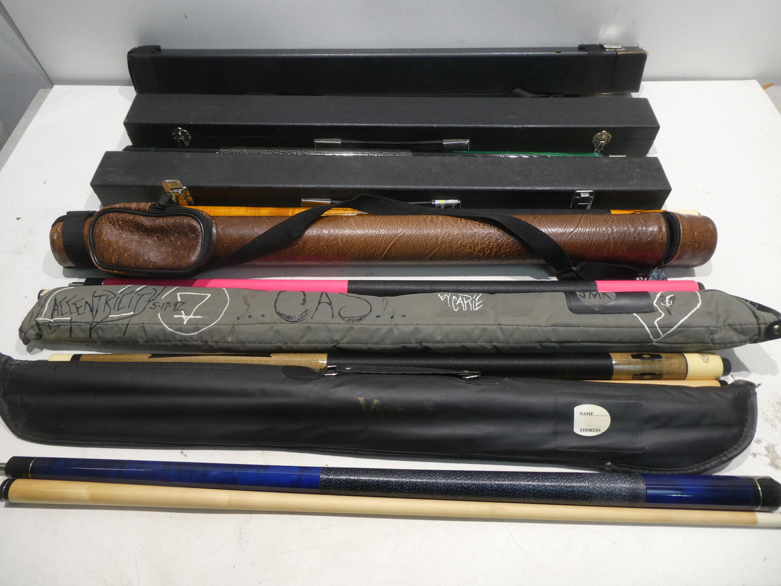 Lot 6 Pool Cue Sticks w/ Cases Viper Players Edge etc: Lot 6 Pool Cue Sticks w/ Cases including Viper Sterling, Scorpion, Player Edge and more. Condition:Normal wear with age and use Shipping:We offer in-house shipping. Item(s) will be packed after invoic
