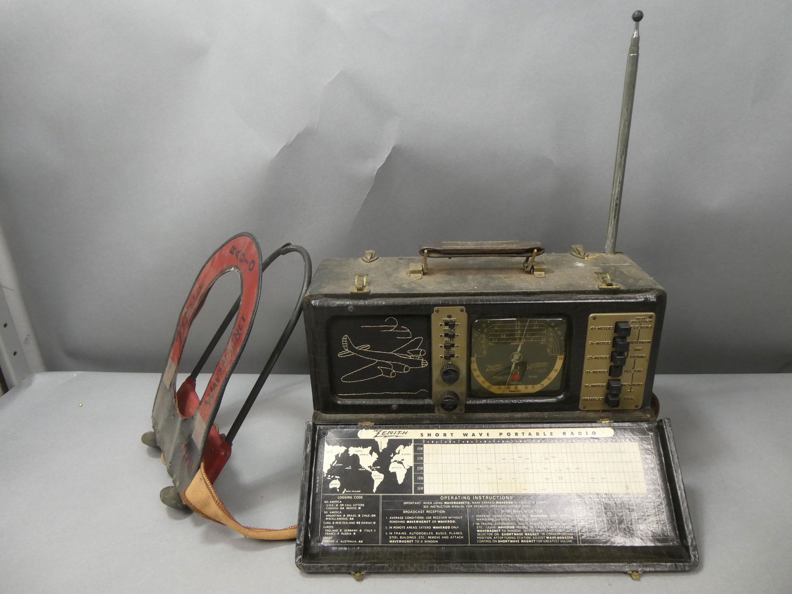 1942 Zenith Trans-Oceanic Portable Radio Model 7G605: 1942 Zenith Trans-Oceanic Portable Radio Model 7G605 with wavemagnet antenna. Measurements in inches: 10 x 8 x 17 Condition:As found, needs a good cleaning. Antenna won't go down. Turns on and hear st