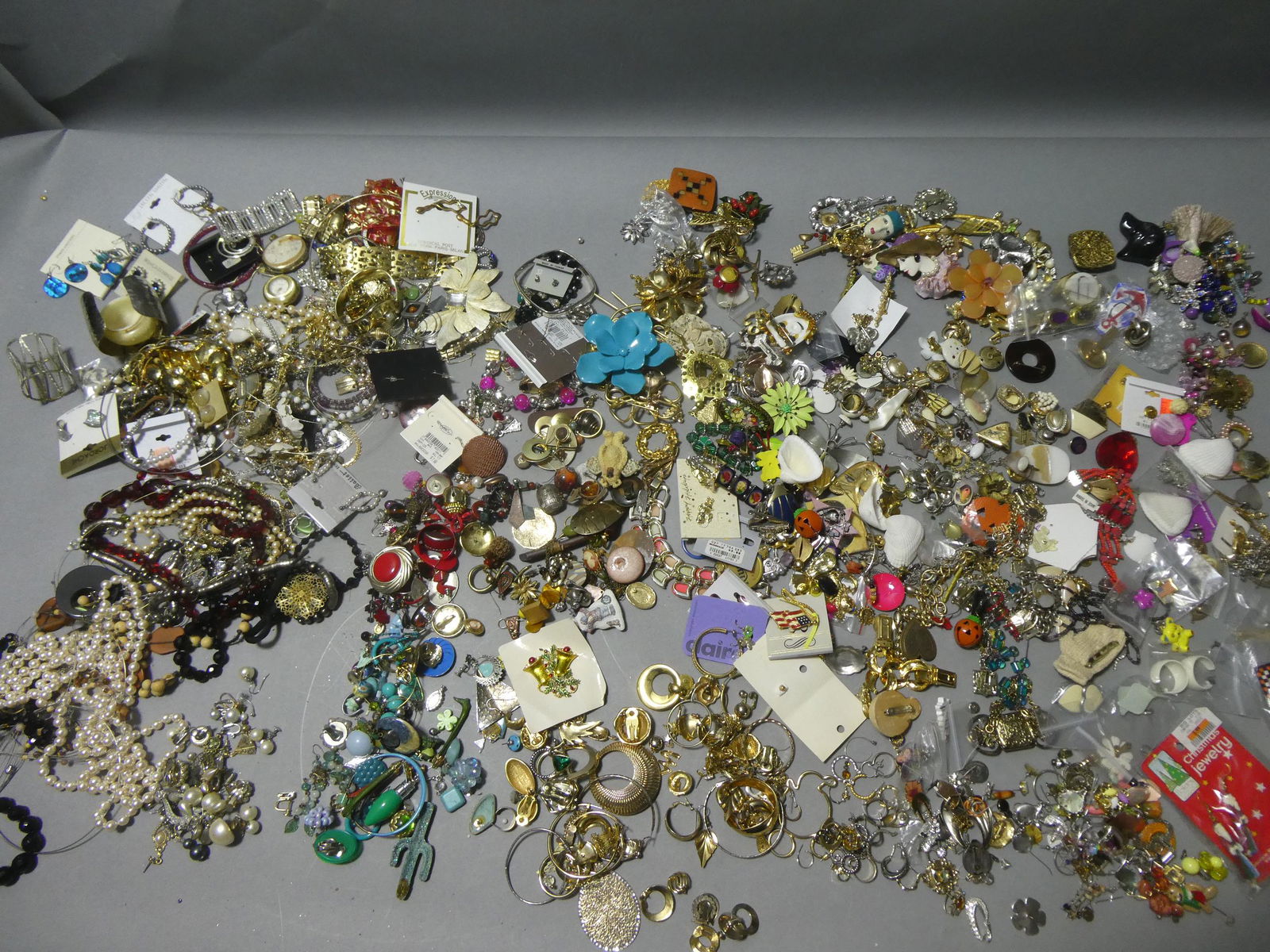 HUGE Lot Assorted Vintage Jewelry Rings Bracelets etc (1 of 19)