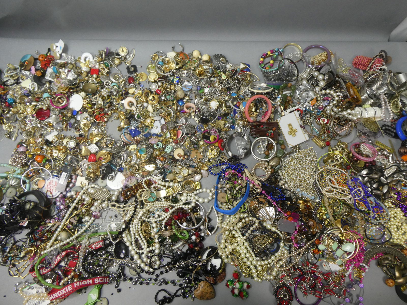 HUGE Lot Assorted Vintage Jewelry Rings Bracelets etc (1 of 17)