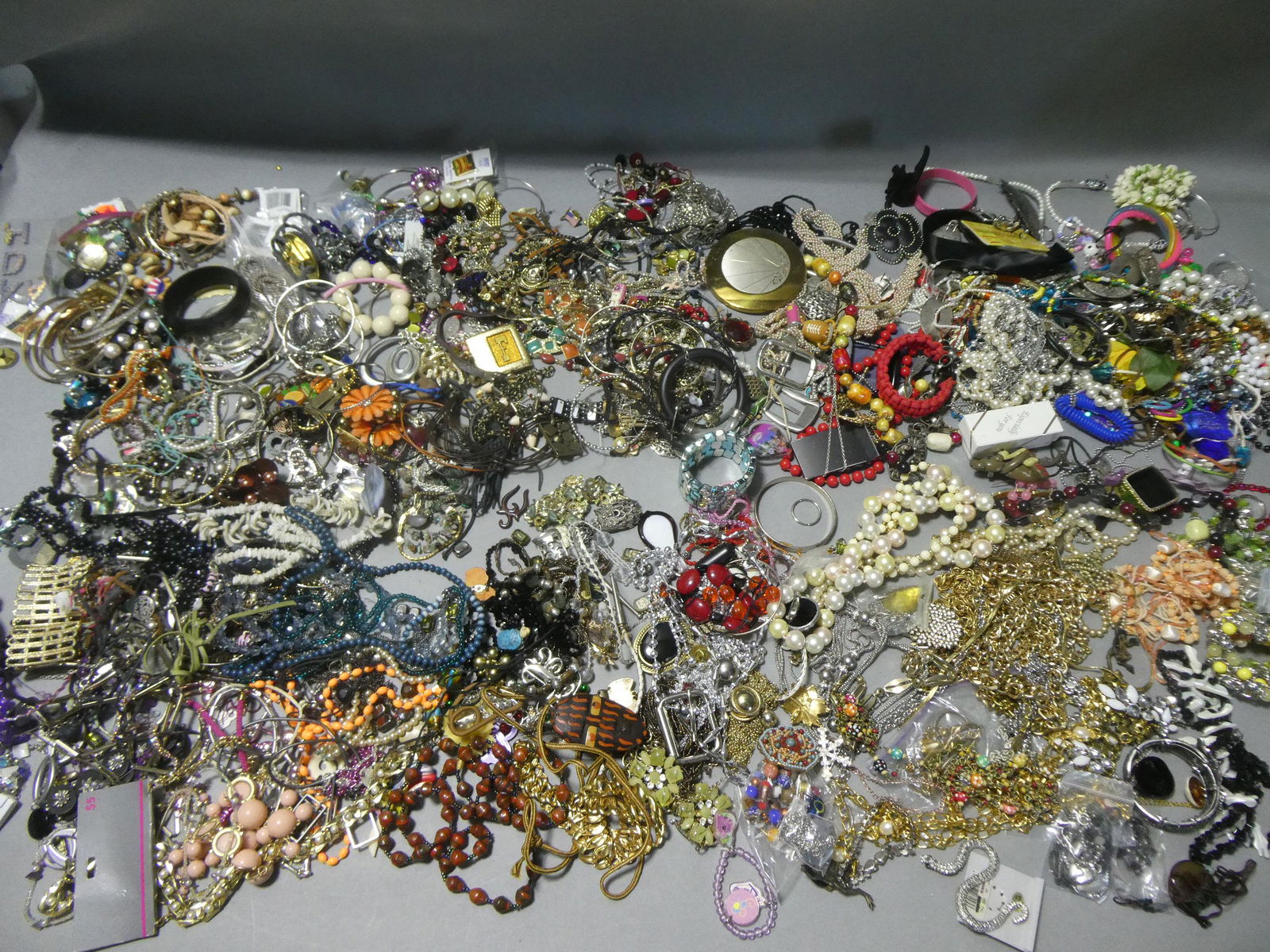 HUGE Lot Assorted Vintage Jewelry Rings Bracelets etc (1 of 16)