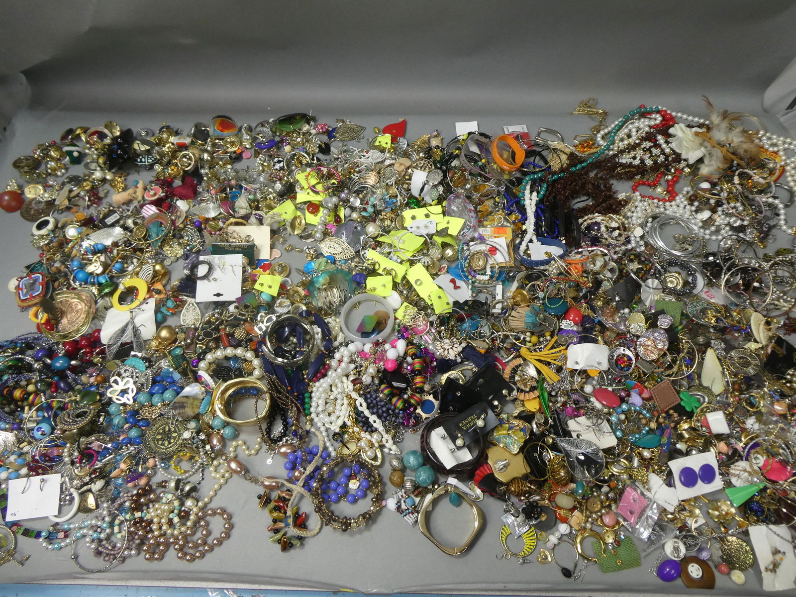 HUGE Lot Assorted Vintage Jewelry Rings Bracelets etc (1 of 16)