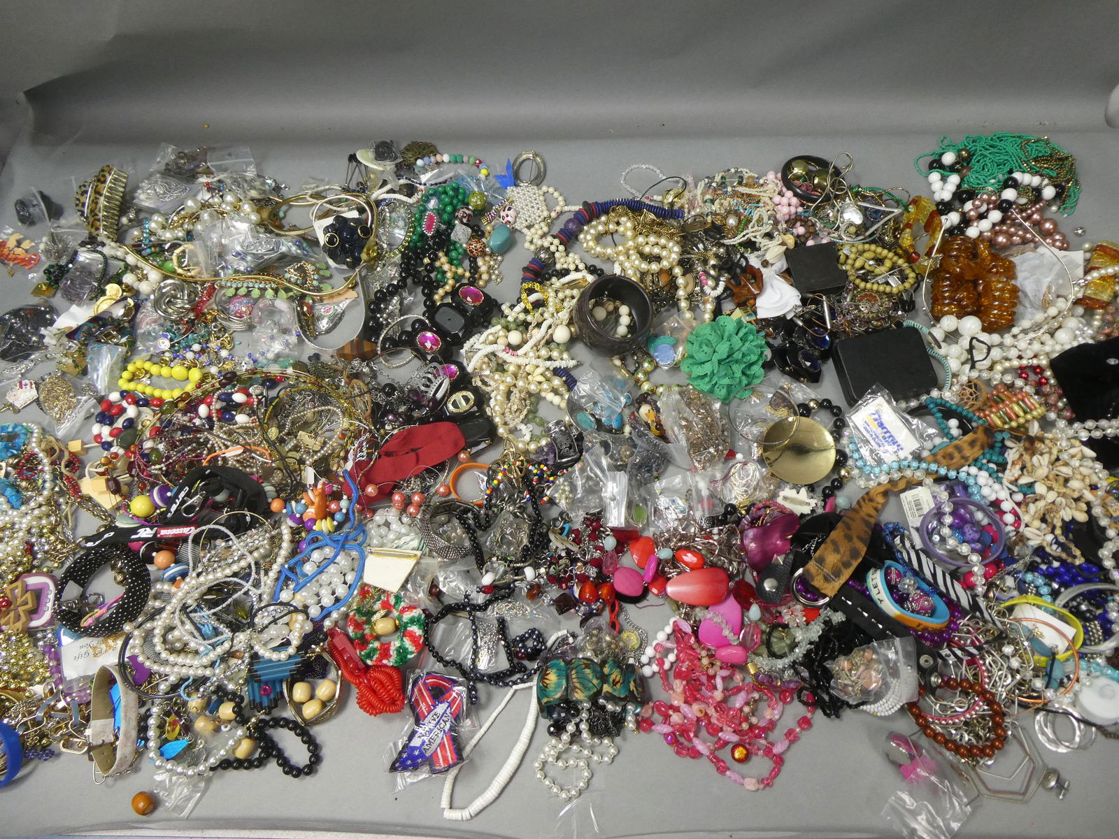 HUGE Lot Assorted Vintage Jewelry Rings Bracelets etc (1 of 16)