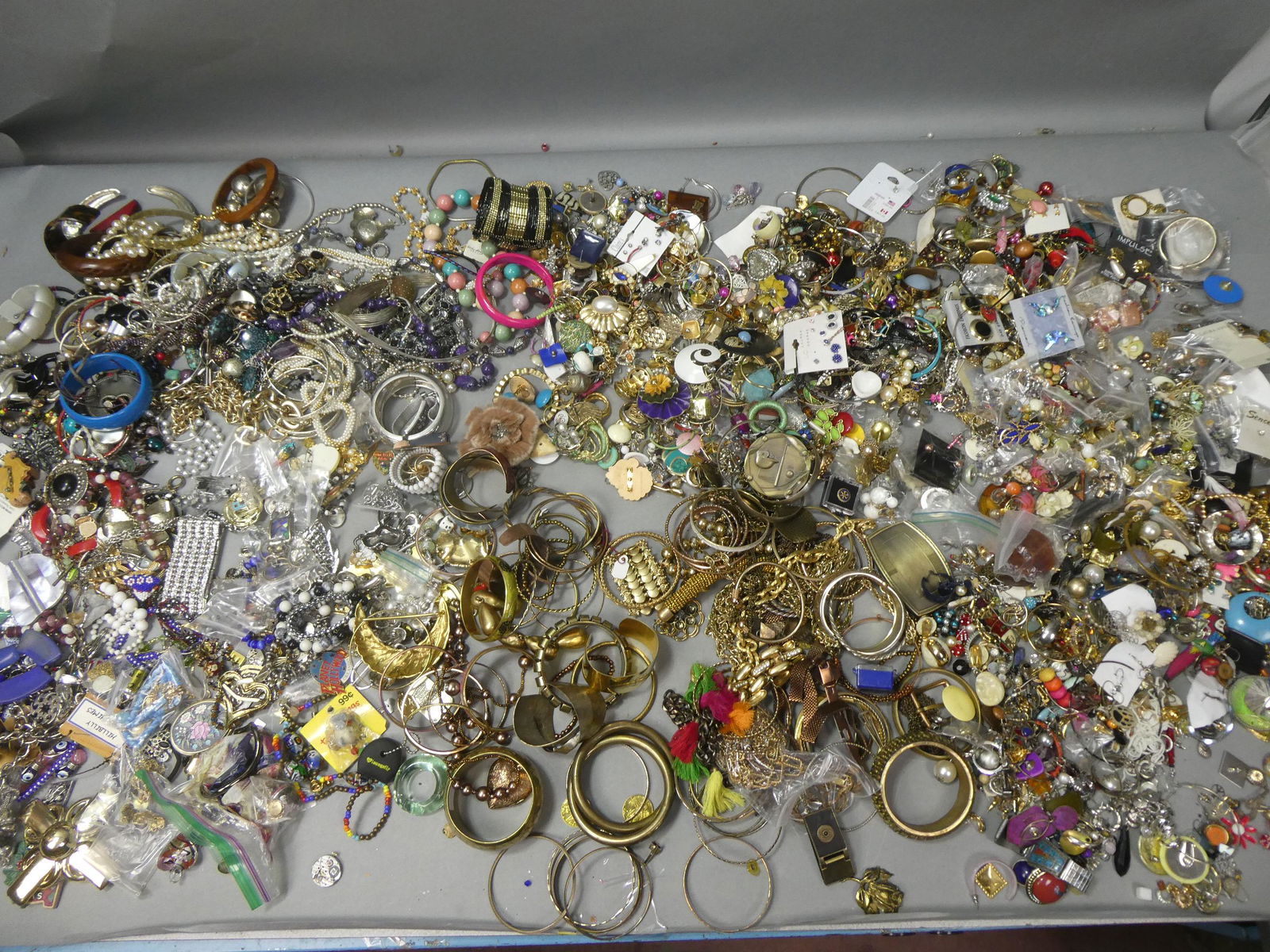HUGE Lot Assorted Vintage Jewelry Rings Bracelets etc (1 of 16)