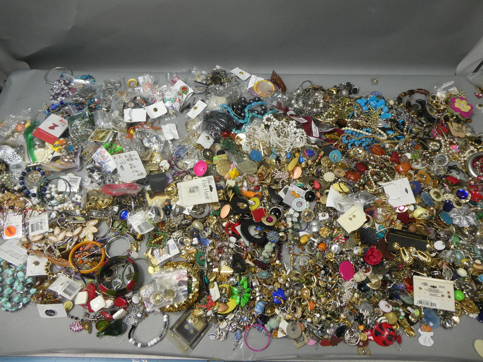 HUGE Lot Assorted Vintage Jewelry Rings Bracelets etc (1 of 16)