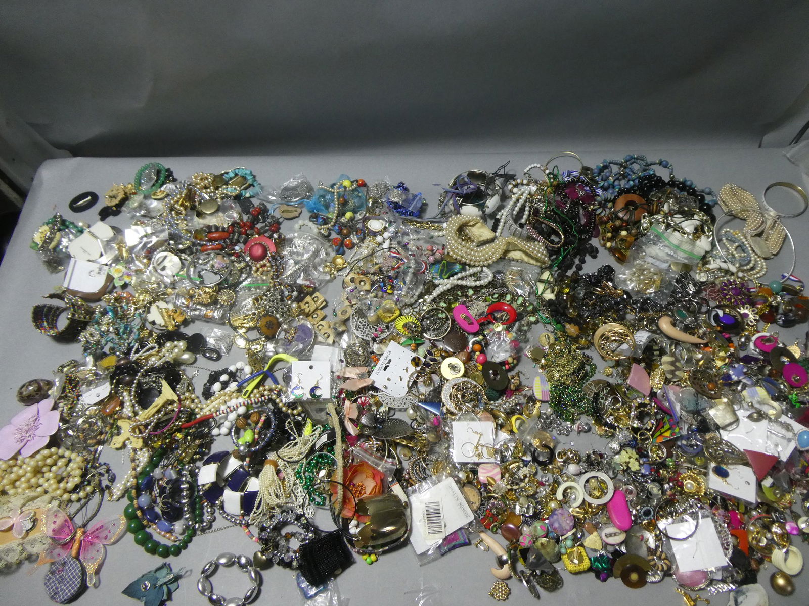 HUGE Lot Assorted Vintage Jewelry Rings Bracelets etc (1 of 16)