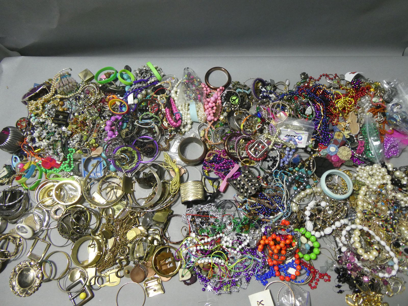 HUGE Lot Assorted Vintage Jewelry Rings Bracelets etc (1 of 16)