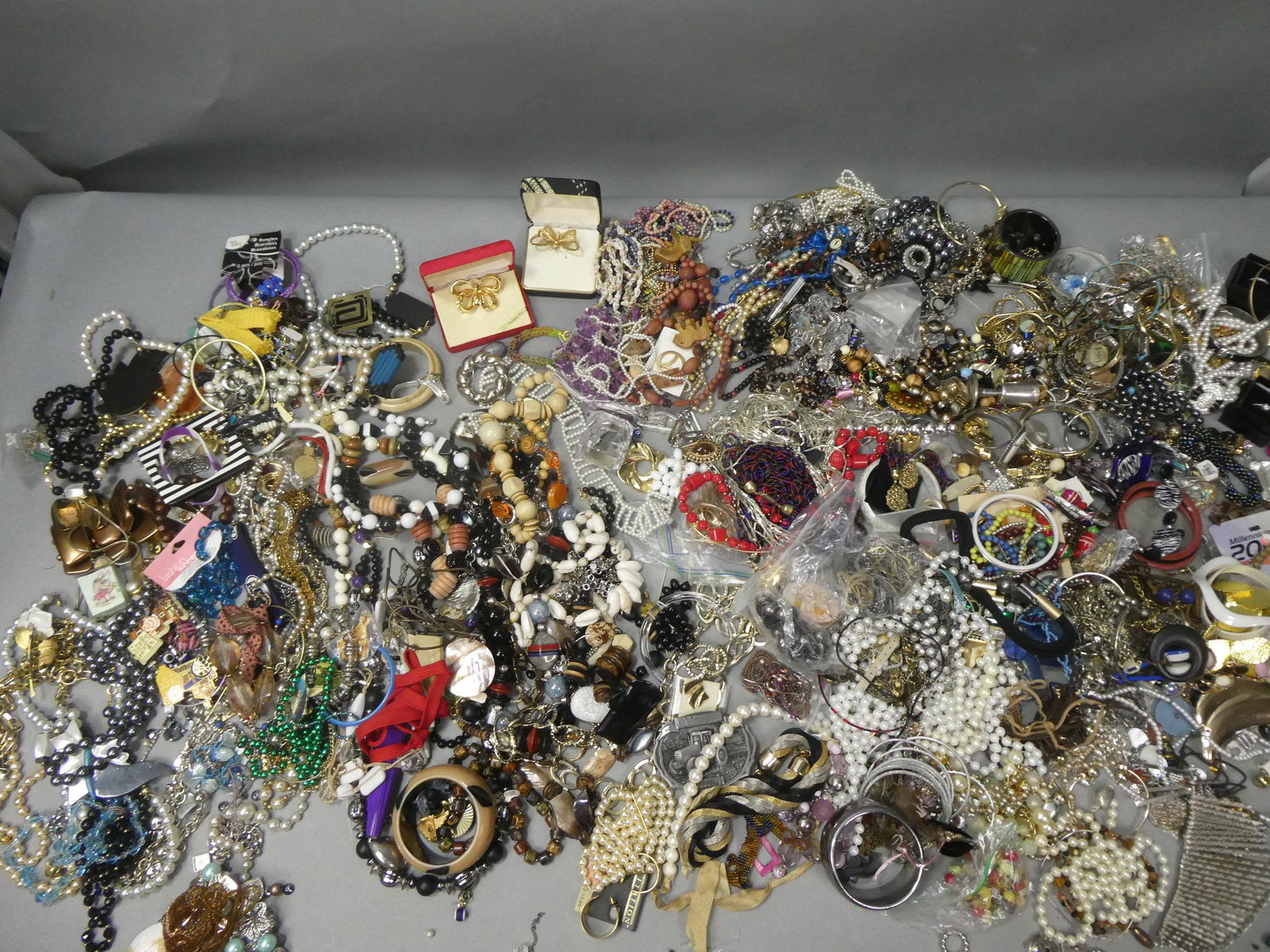 HUGE Lot Assorted Vintage Jewelry Rings Bracelets etc (1 of 13)