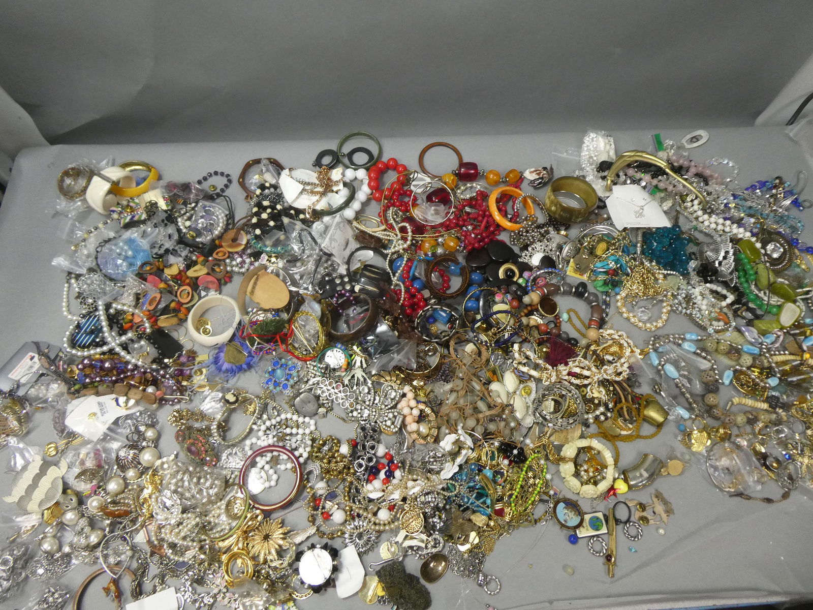 HUGE Lot Assorted Vintage Jewelry Rings Bracelets etc (1 of 18)