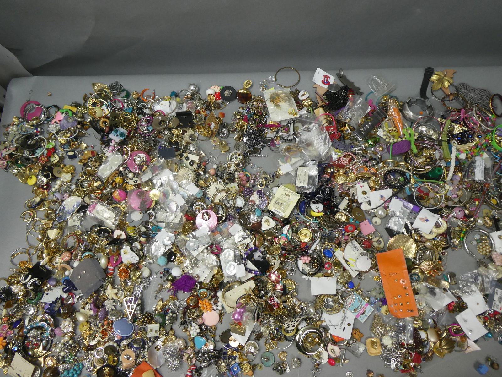 HUGE Lot Assorted Vintage Jewelry Rings Bracelets etc (1 of 16)