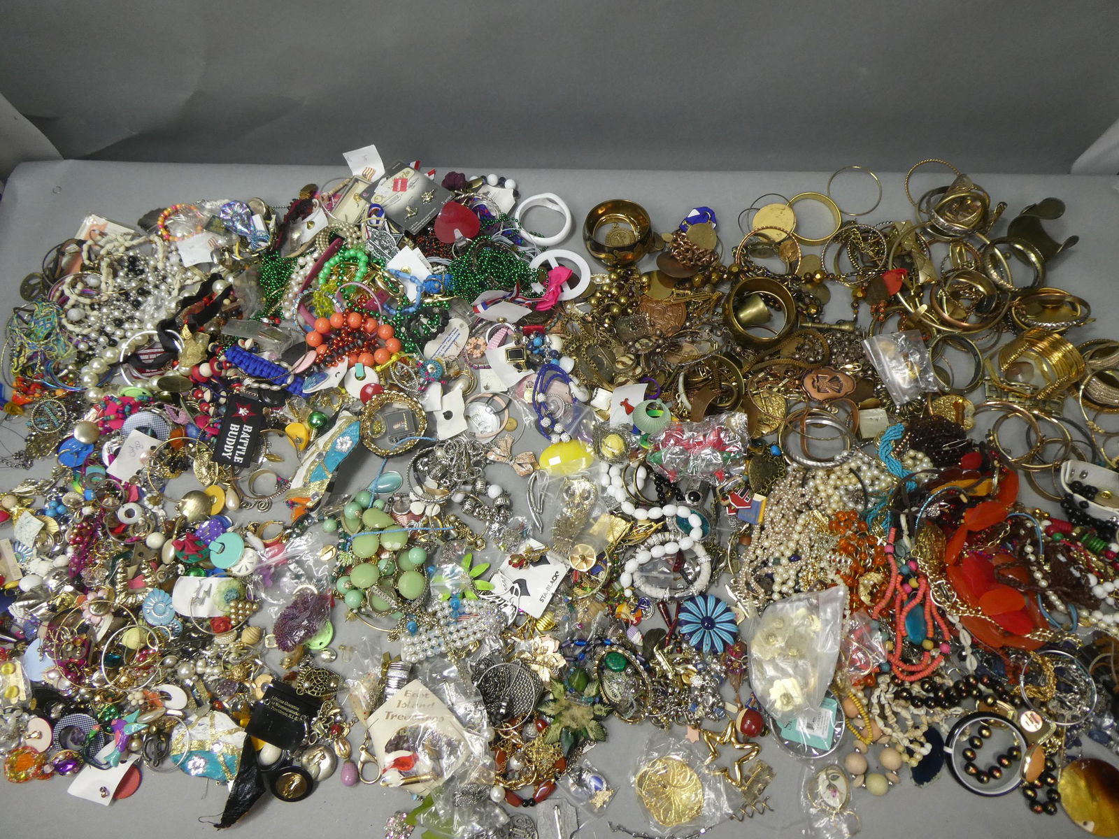 HUGE Lot Assorted Vintage Jewelry Rings Bracelets etc (1 of 16)