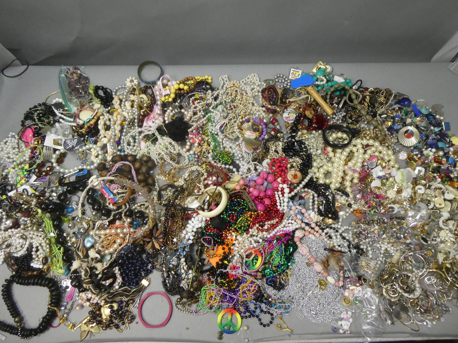 HUGE Lot Assorted Vintage Jewelry Rings Bracelets etc (1 of 16)