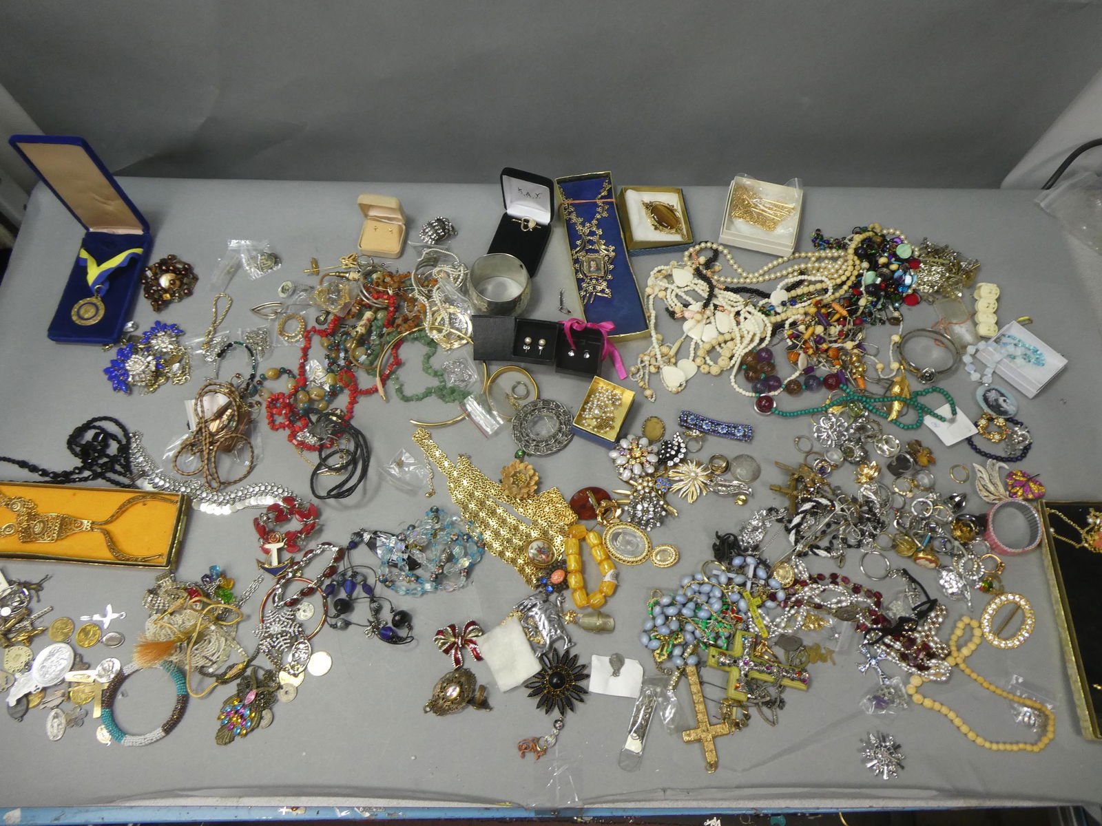 HUGE Lot Assorted Vintage Jewelry Rings Bracelets etc (1 of 16)
