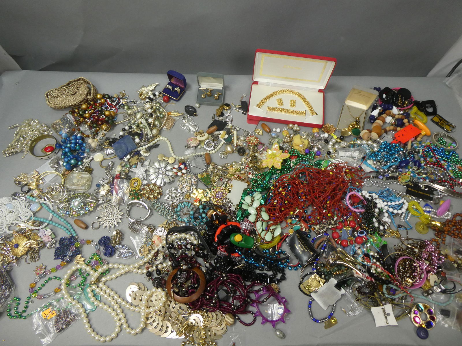 HUGE Lot Assorted Vintage Jewelry Rings Bracelets etc (1 of 17)