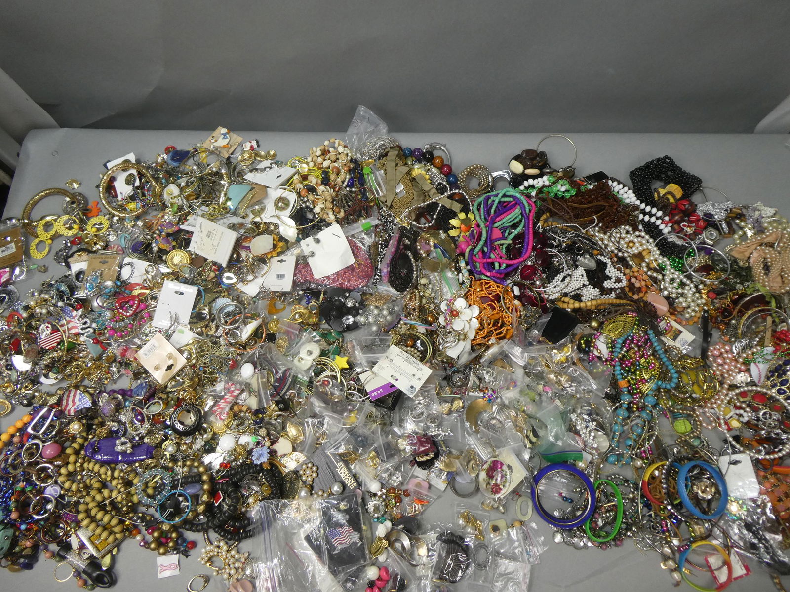 HUGE Lot Assorted Vintage Jewelry Rings Bracelets etc (1 of 19)