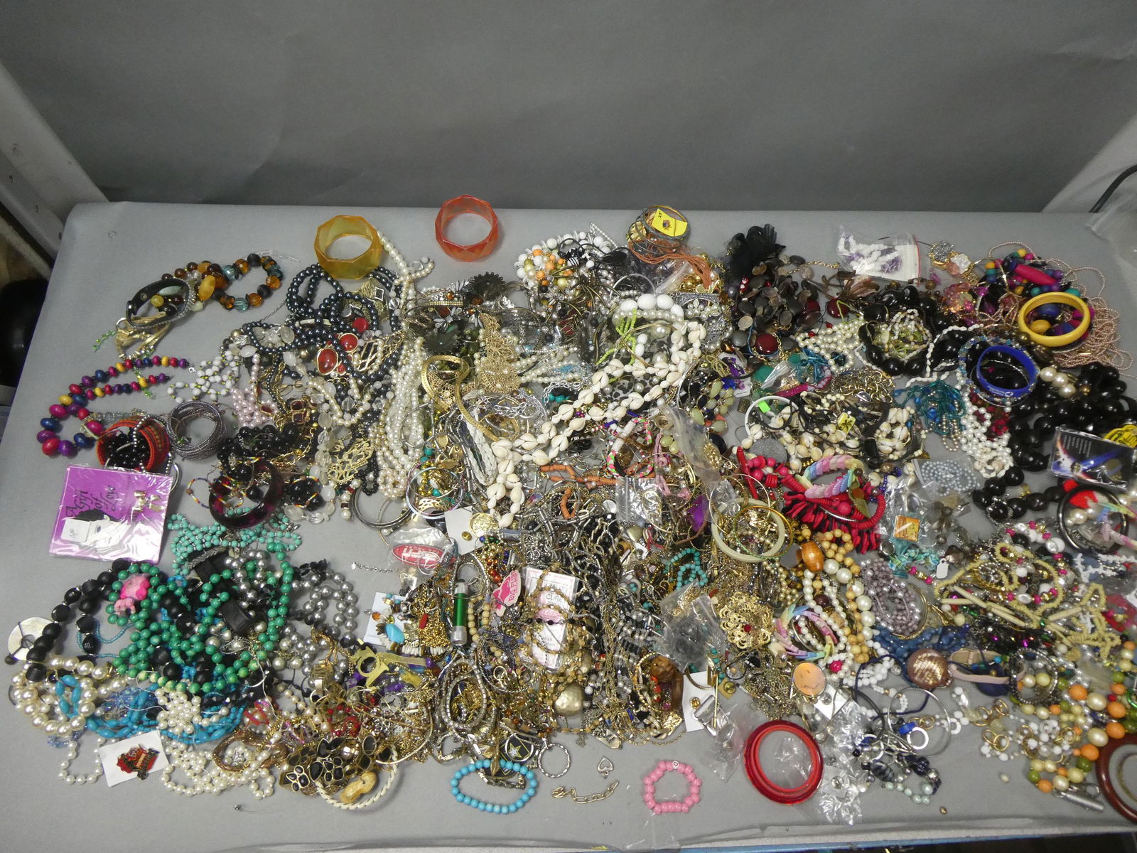 HUGE Lot Assorted Vintage Jewelry Rings Bracelets etc (1 of 16)
