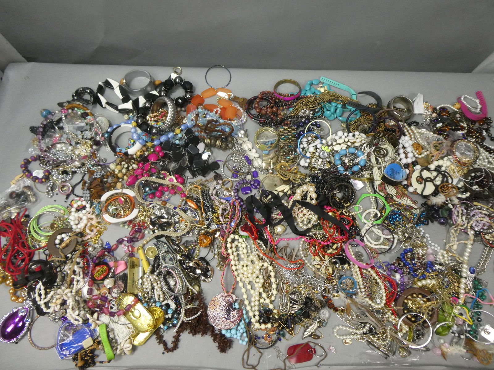 HUGE Lot Assorted Vintage Jewelry Rings Bracelets etc (1 of 19)