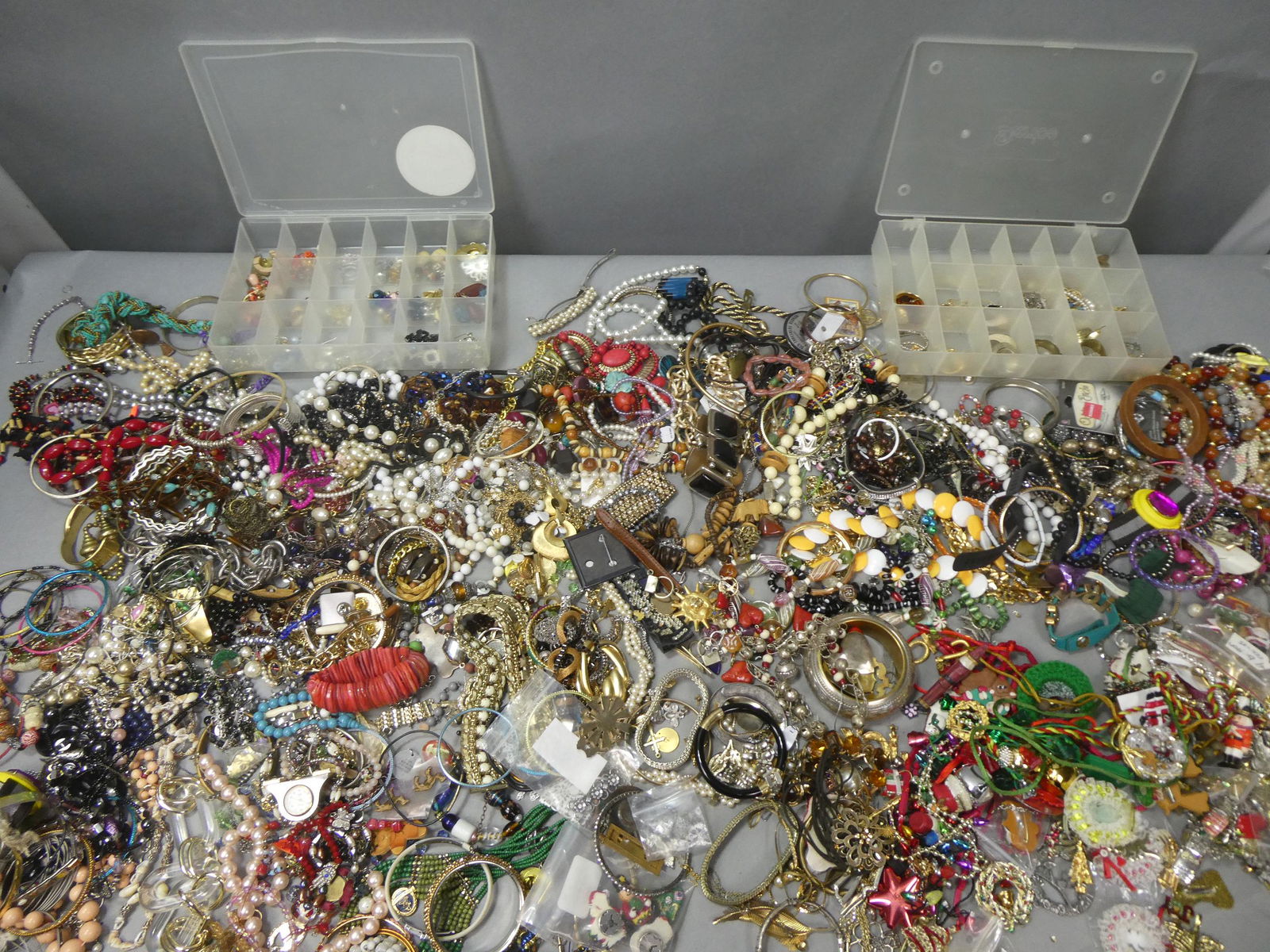 HUGE Lot Assorted Vintage Jewelry Rings Bracelets etc (1 of 17)